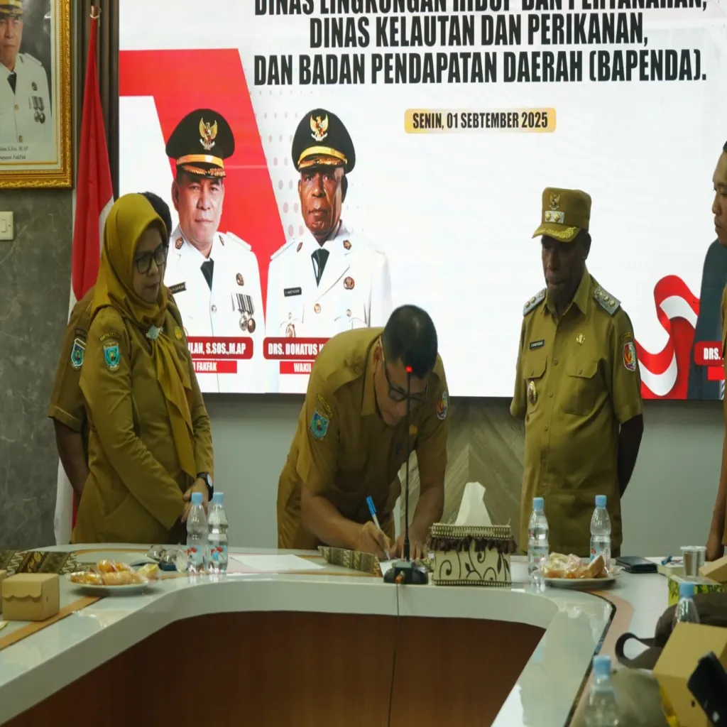 Donatus Lantik Luukito Saksomo Jati Jadi Sekretaris Bapenda Fakfak, Diminta Pacu Pendapatan Daerah