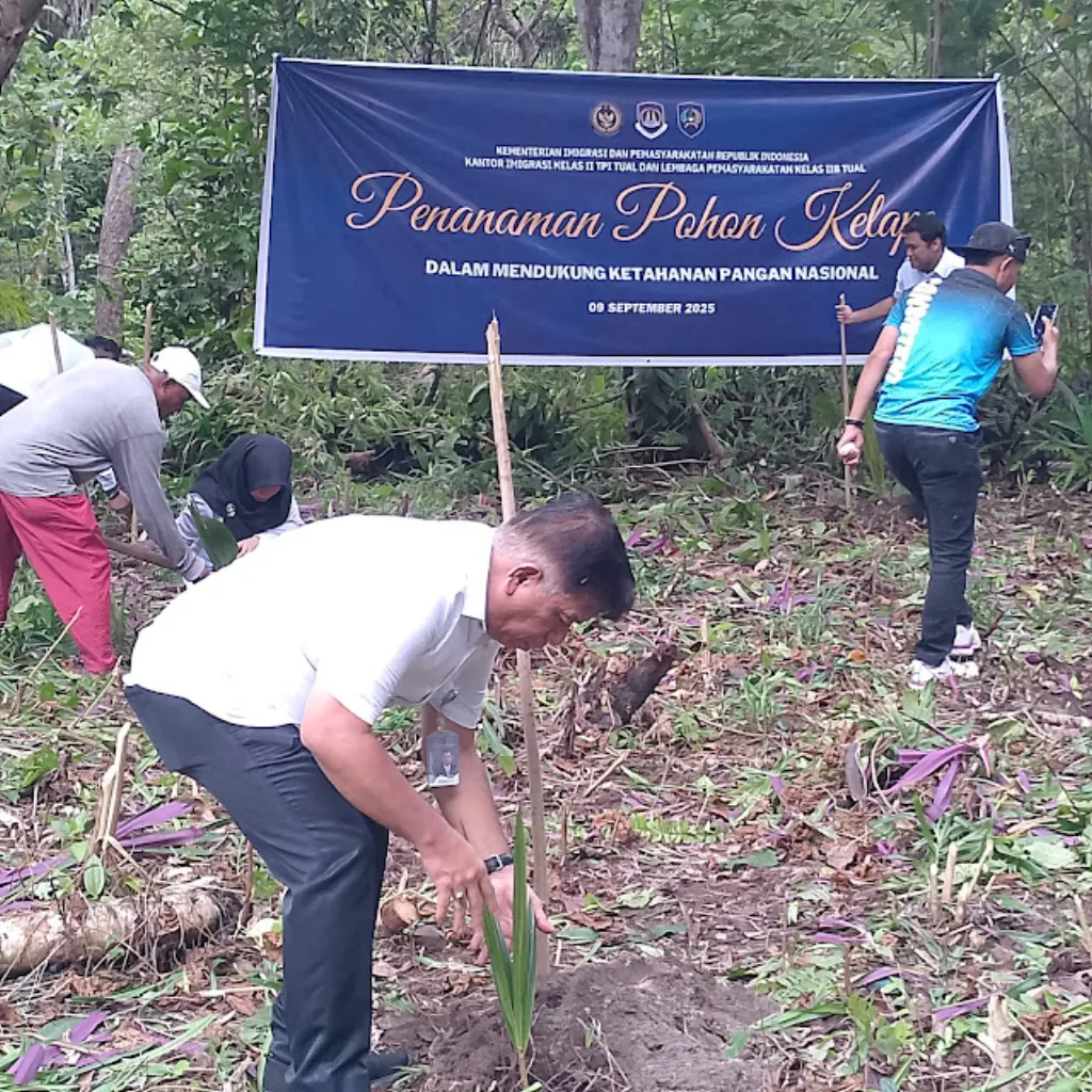 Imigrasi dan Lapas Maluku Tenggara Kolaborasi Dukung Ketahanan Pangan, Tanam 150 Bibit Kelapa di Ohoi Ngilngof