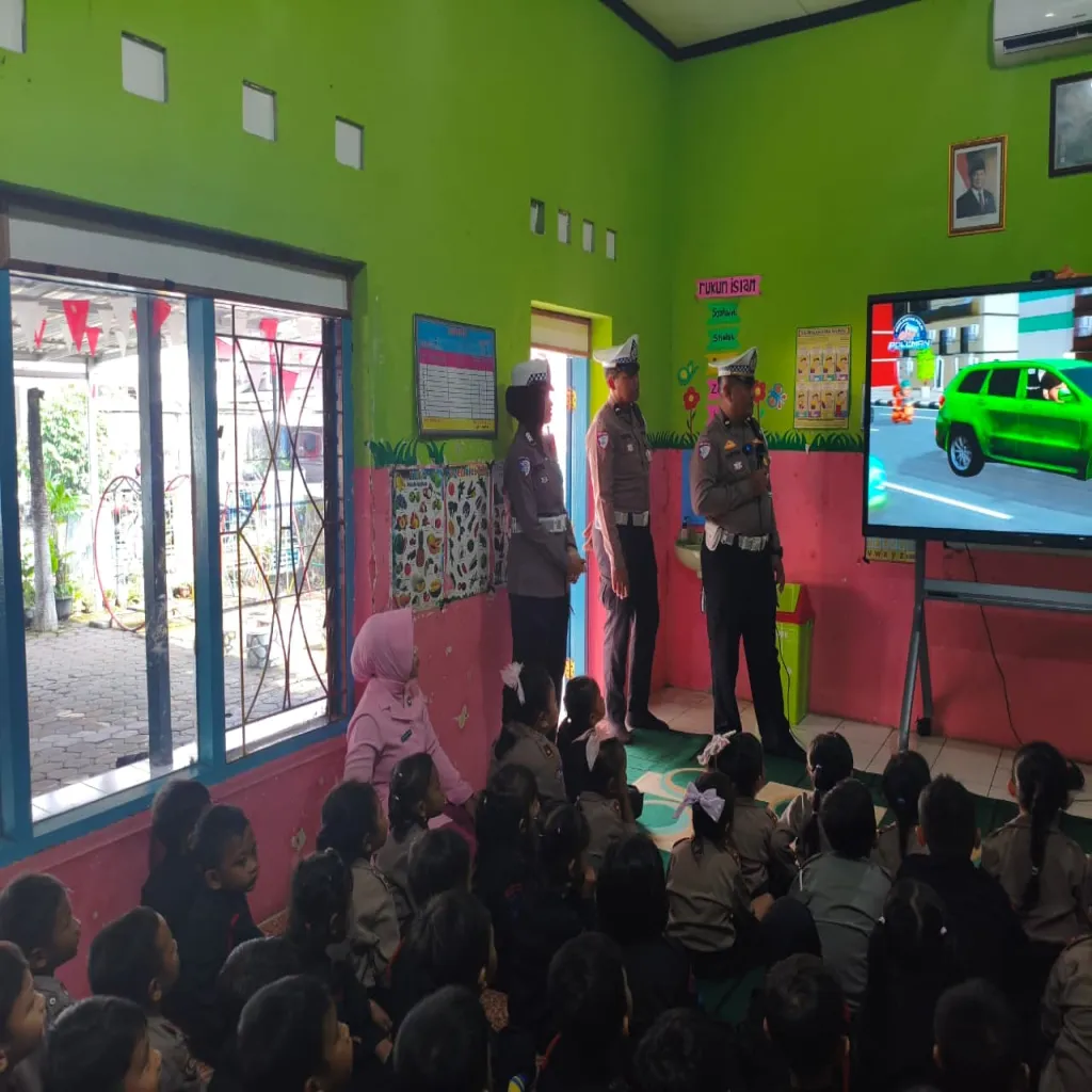 Polisi Bukan Hanya Untuk Menangkap, Tapi Mengajar ! Satlantas Polres Jepara Edukasi Anak TK