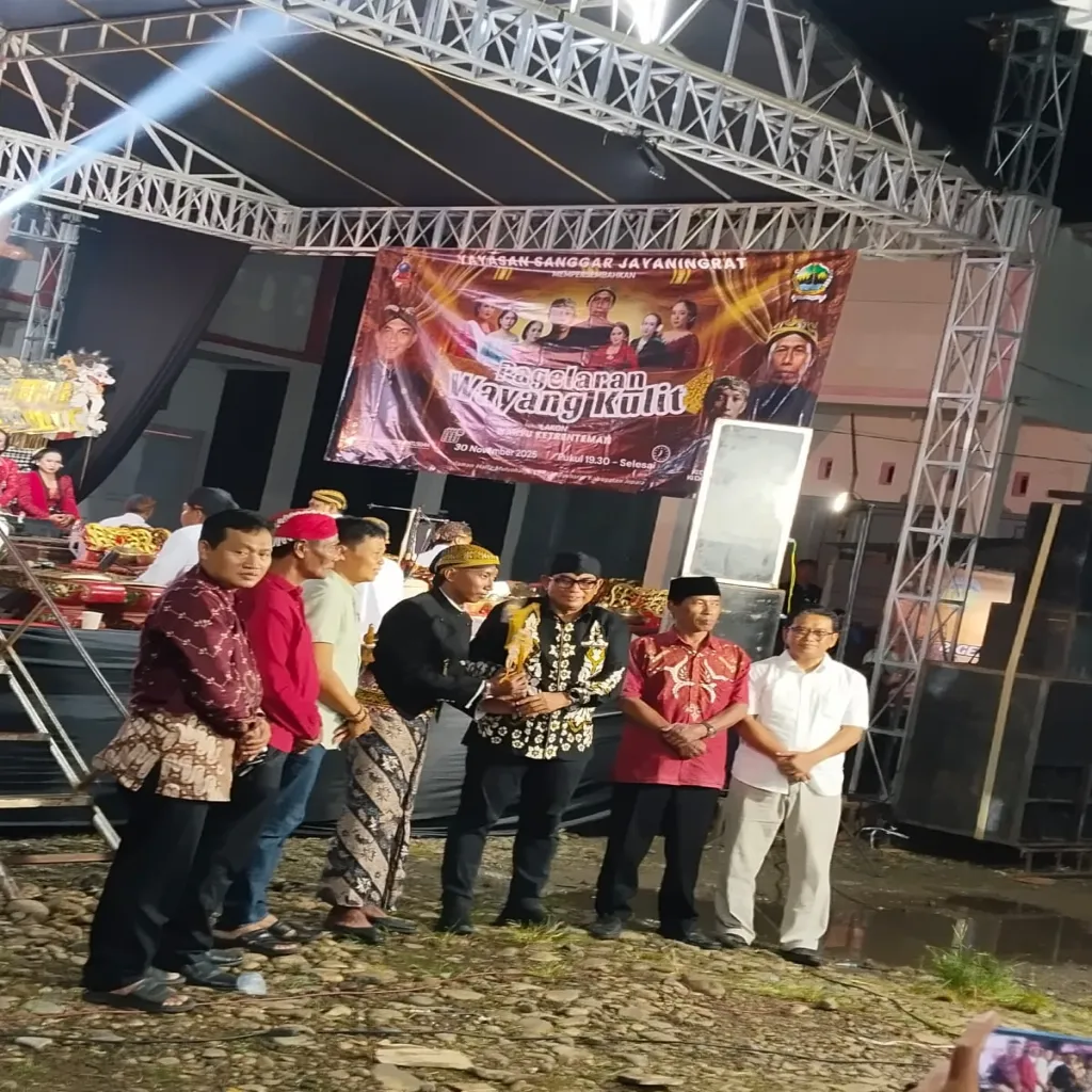 Andang Wahyu Triyanto Anggota DPR Provinsi Jawa Tengah Mendukung Pagelaran Wayang Kulit