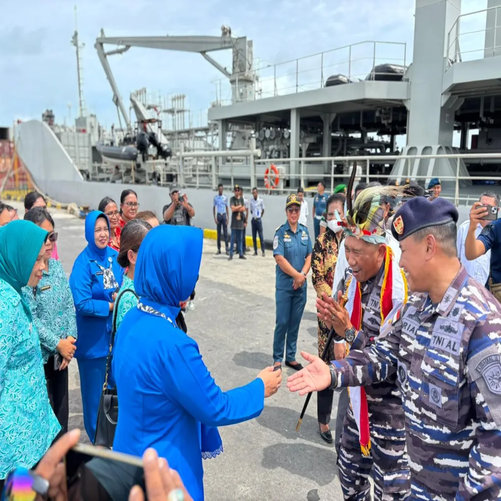 Satgas Ops Trisila-26 Sandarkan Dua KRI di Dermaga Dobo, Disambut Hangat Danlanal dan Forkopimda Aru