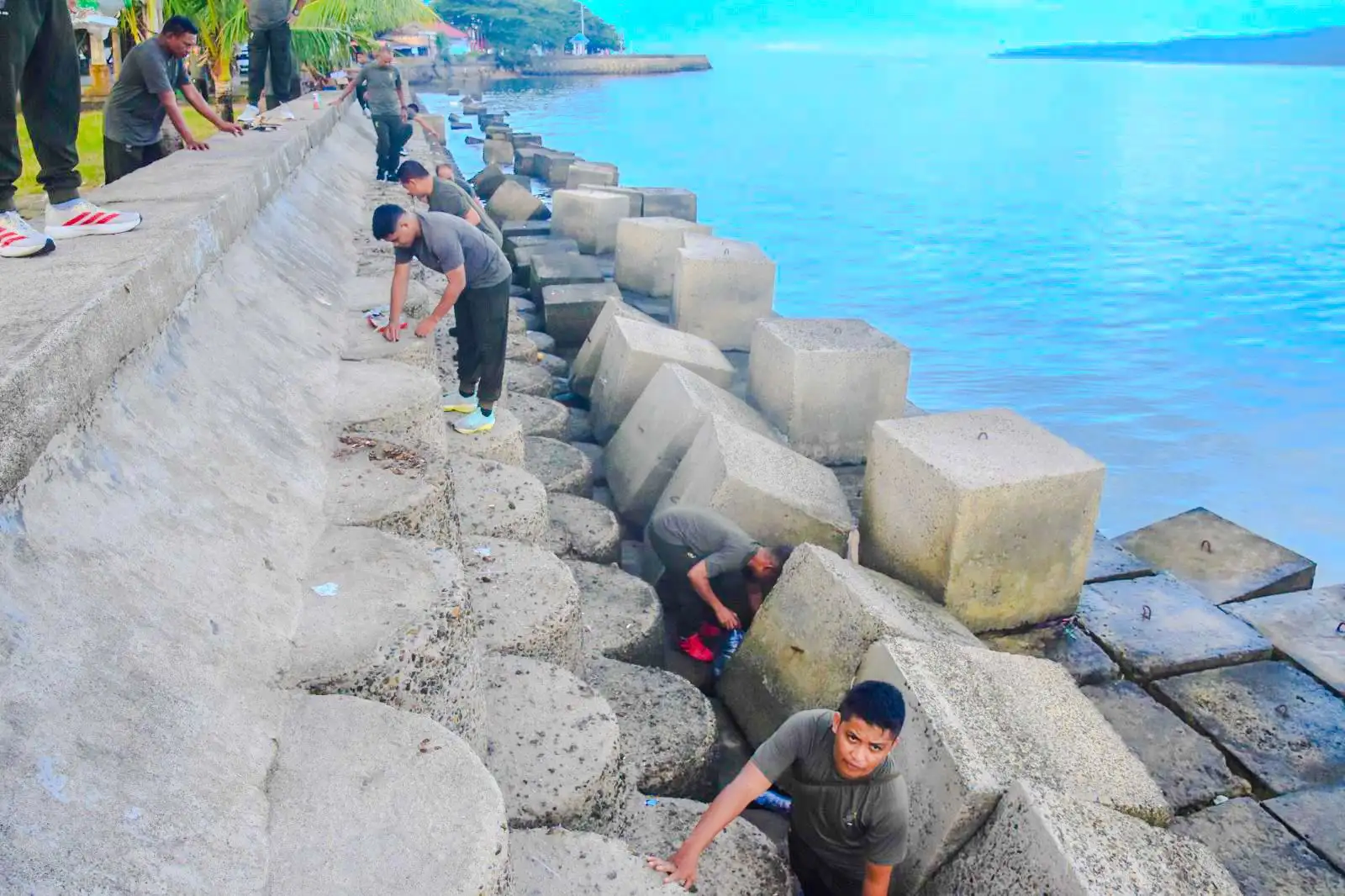 Peduli Lingkungan, TNI Gelar Program Rutin “Jumat Bersih” di Pesisir Pantai