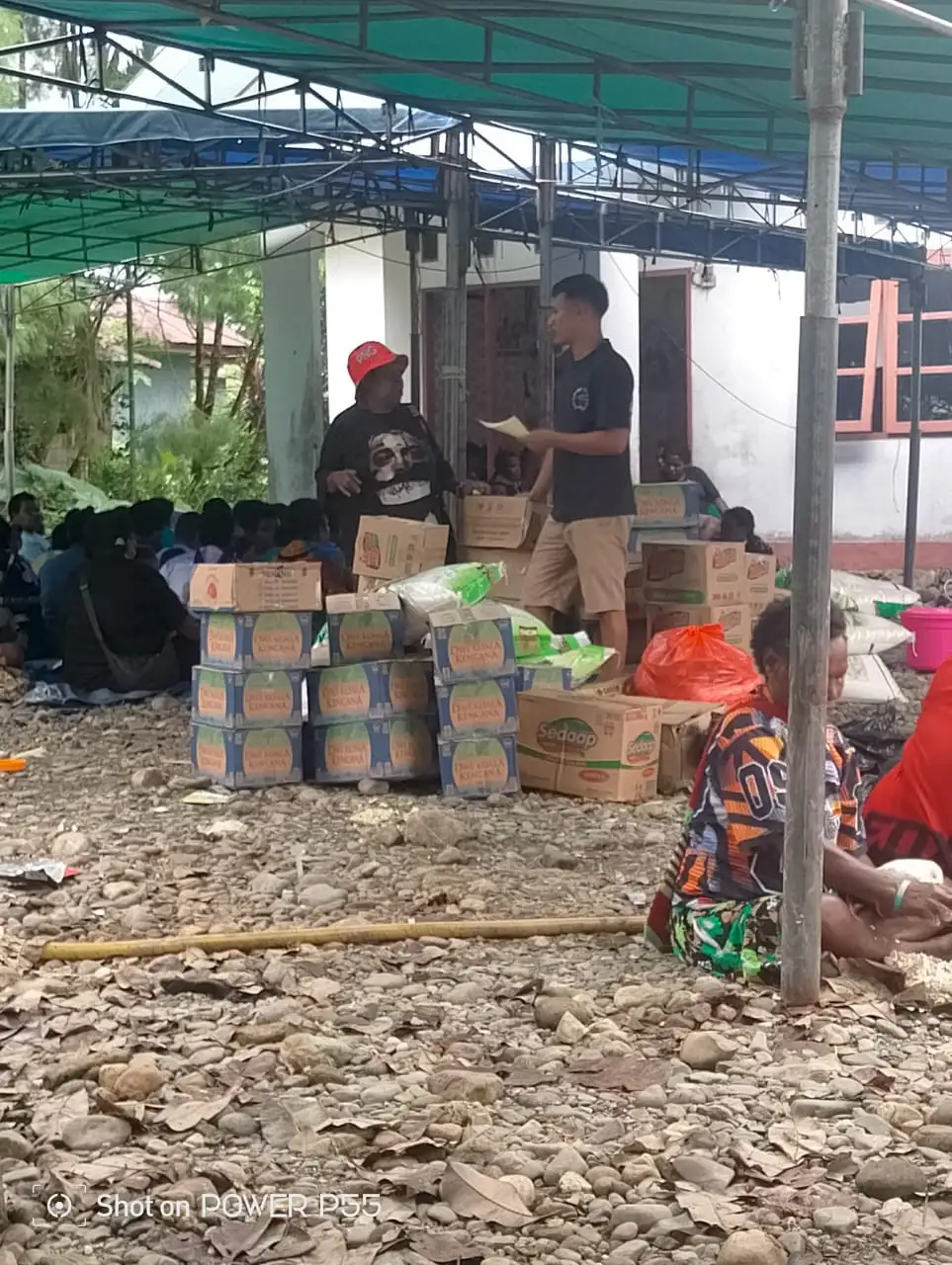 Wujud Kepedulian Nyata di Tengah Duka, Kepala Distrik Kuala Kencana dan Tembagapura Bersatu Ringankan Beban Keluarga Almarhum Valdo Natkime