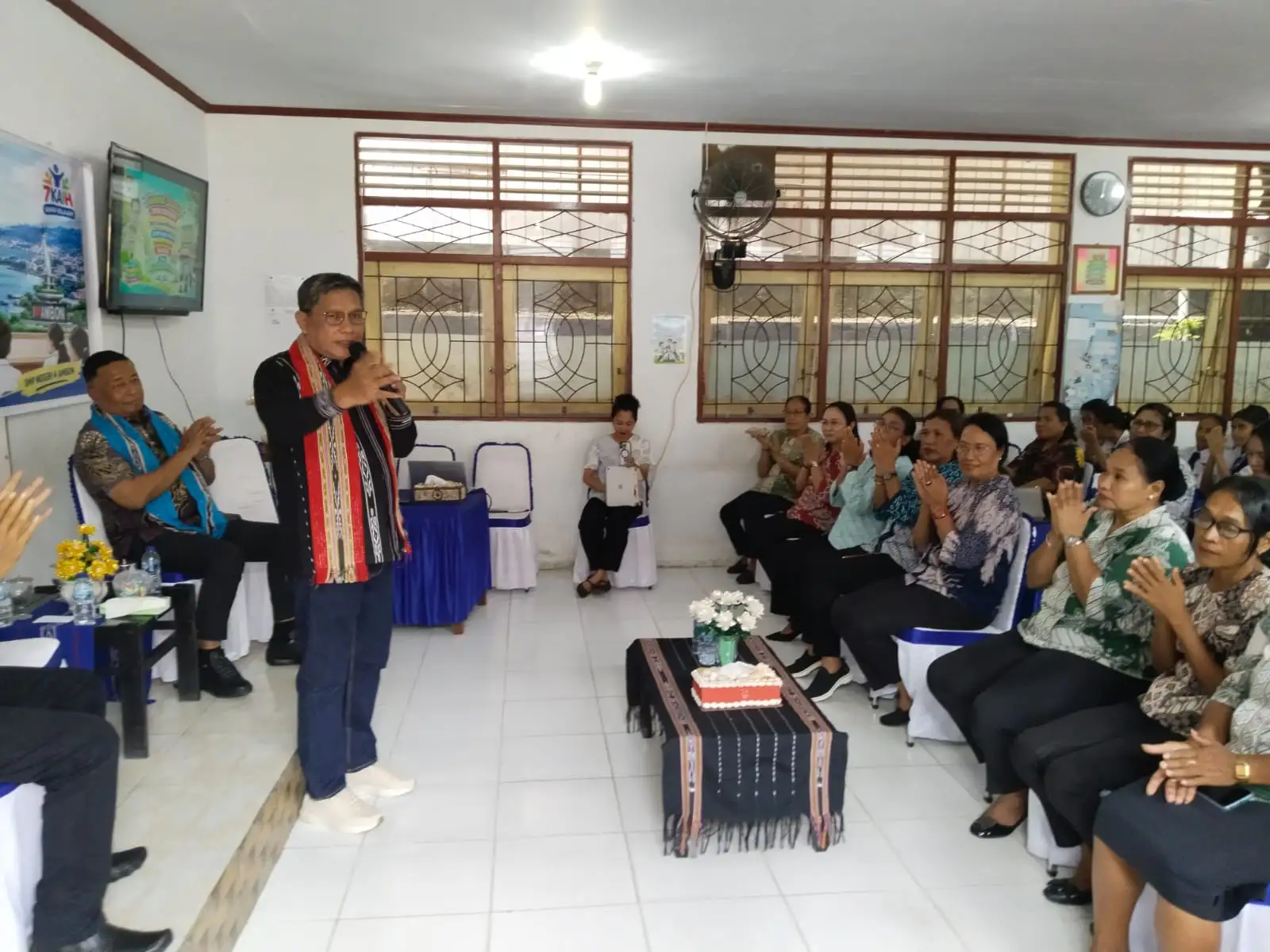 Kisah Haru Masa Kecil Wali Kota Ambon: Dari Jualan Es, Berobor Bambu, Kini Jadi Pemimpin Daerah