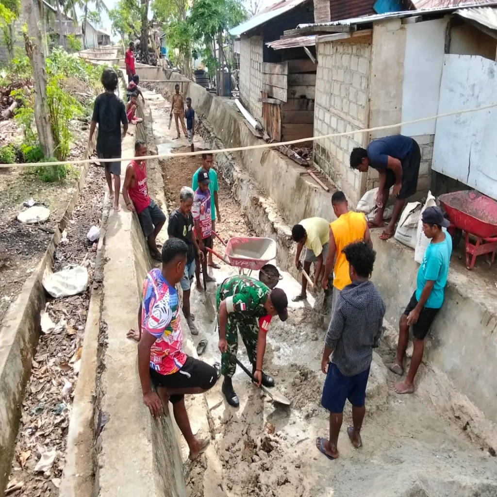Kopda Arkhilaus Fatbanu, Babinsa Desa Ustutun, Gelar Kerja Bakti Pengecoran Saluran Got Bersama Warga