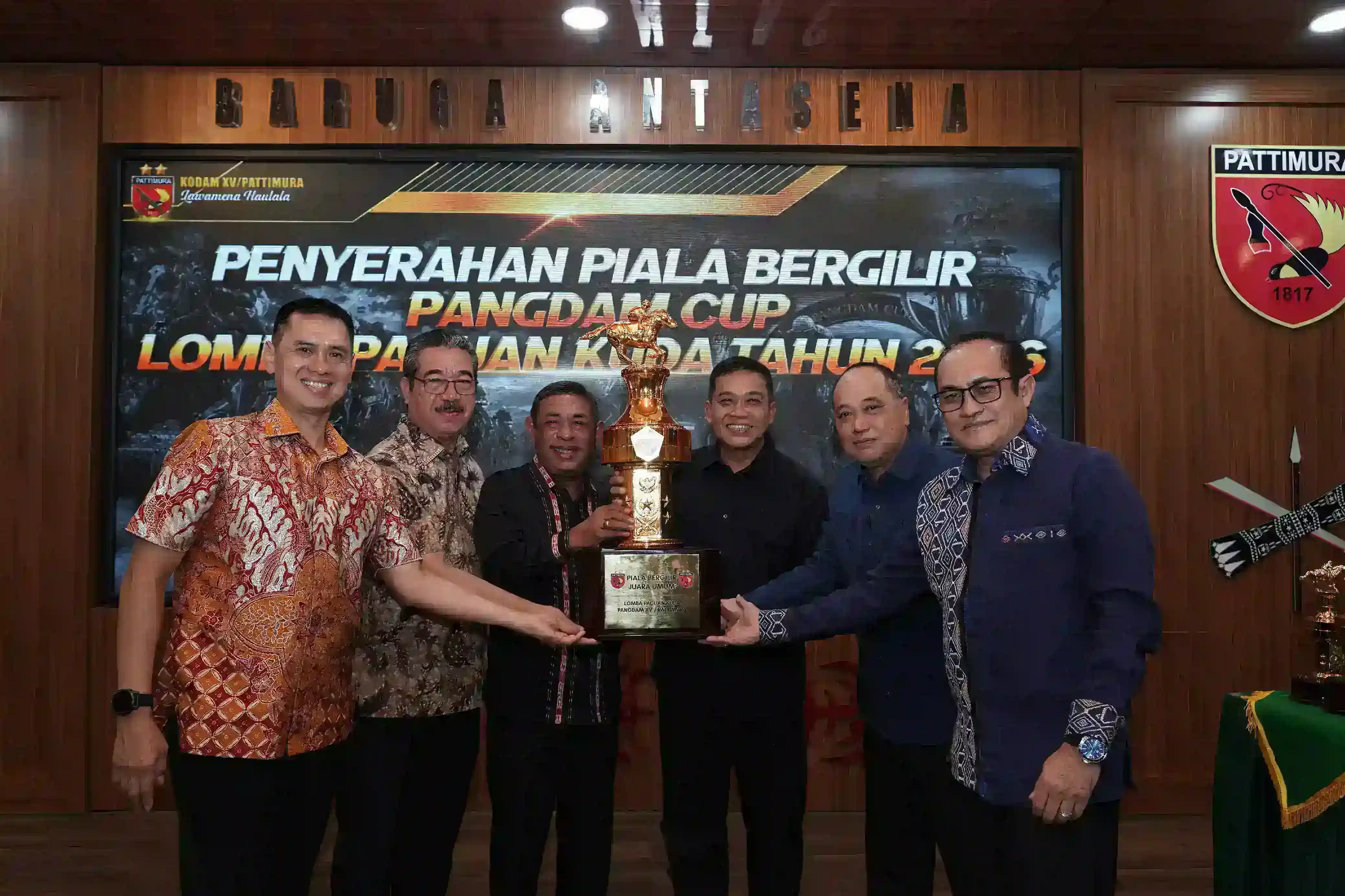 Pangdam Serahkan Piala Bergilir Pacuan Kuda 2026 di Pulau Moa: Komitmen Bangun Pariwisata dan Kedamaian Daerah