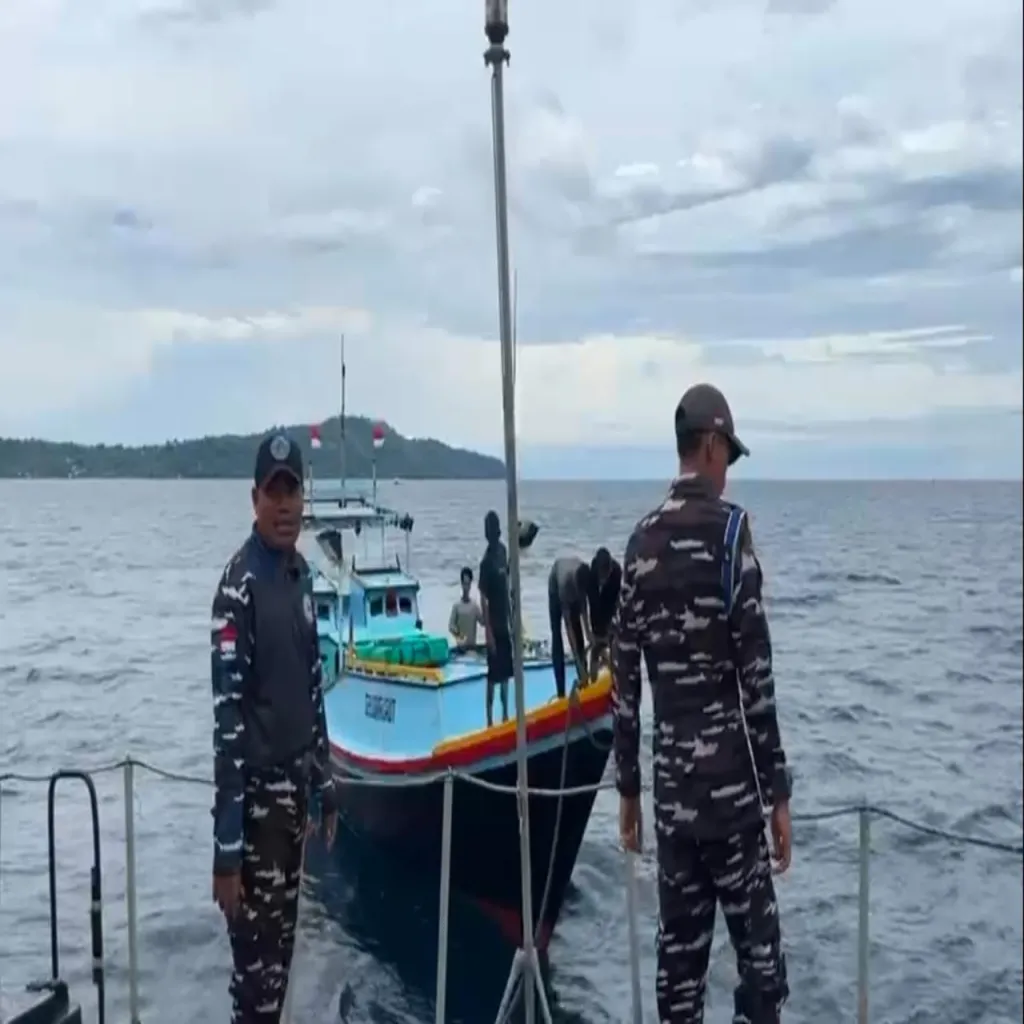 KAPAL ANGKATAN LAUT PANANA III-9-13 EVAKUASI KMN GELORA LAUT 04 SAAT ALAMI KERUSAKAN MESIN DI TENGAH LAUT