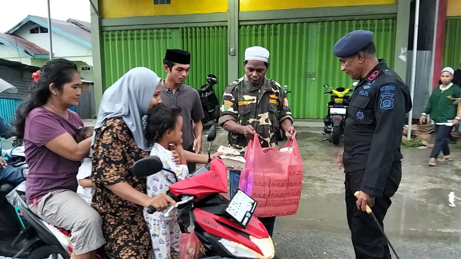 Brimob, Bhayangkari, dan Pemuda Fiditan Berbagi Takjil, Upaya Merajut Persaudaraan di Tual