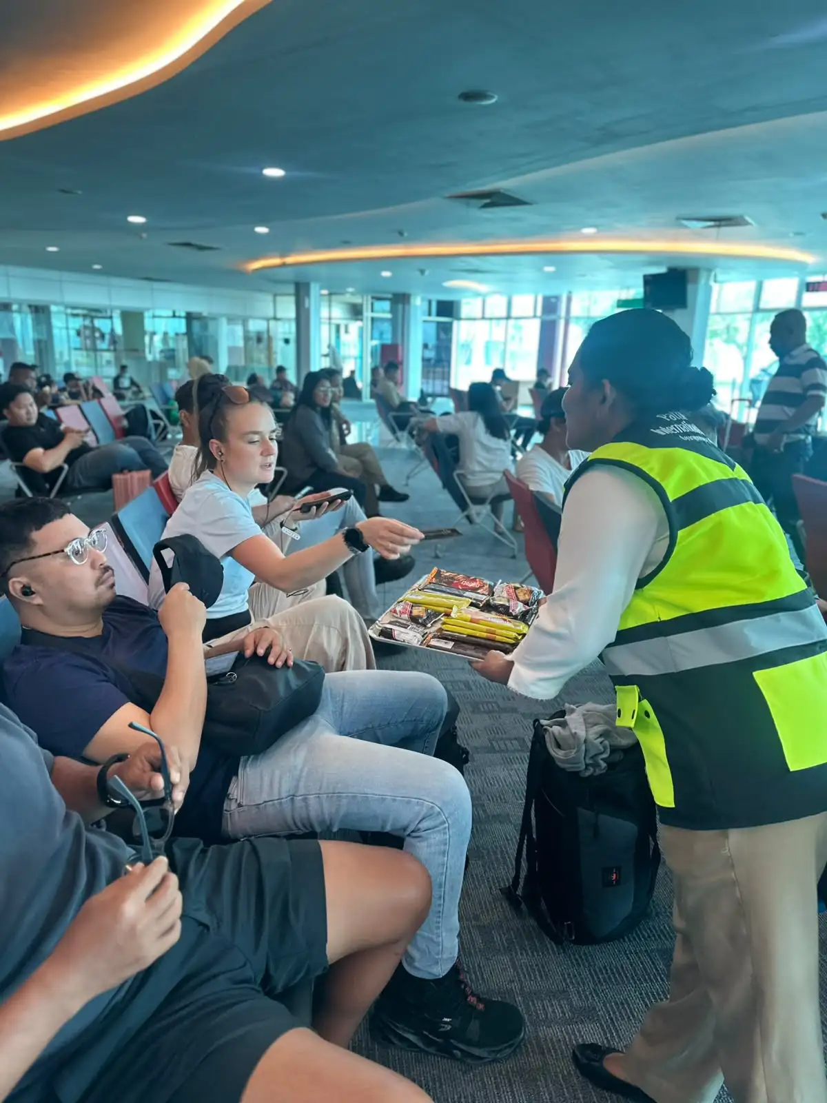 BAD WEATHER - DAMPAK KABUT ASAP KARHUTLA, SEJUMLAH PENERBANGAN DI BANDARA INTERNASIONAL PATTIMURA AMBON MENGALAMI PENUNDAAN DAN PEMBATALAN