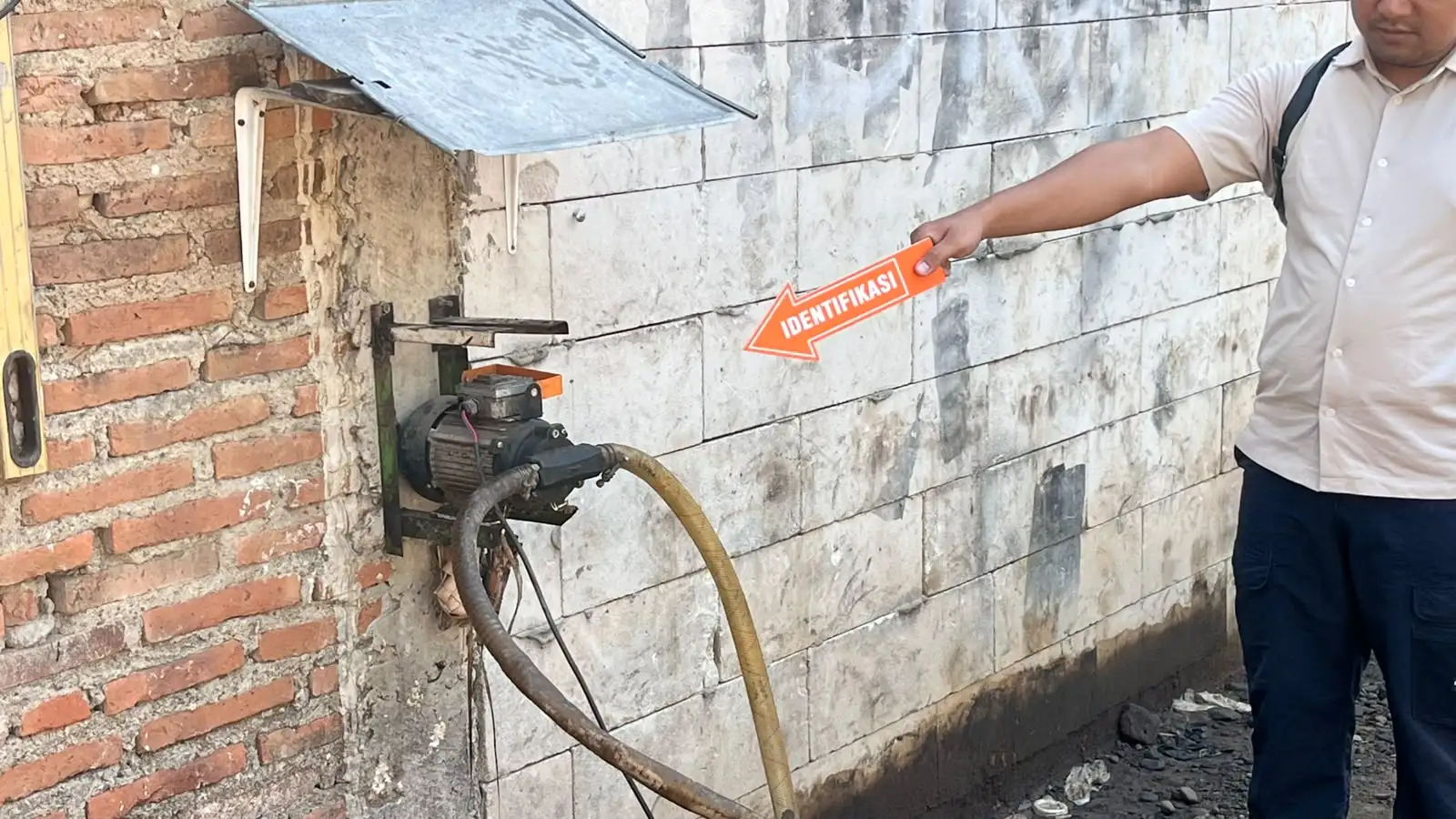 Kasatreskrim  Giat Olah TKP ke Lokasi Penimbunan BBM Jenis Solar Bersubsidi di Dukuh Klumo Bangsri Jepara