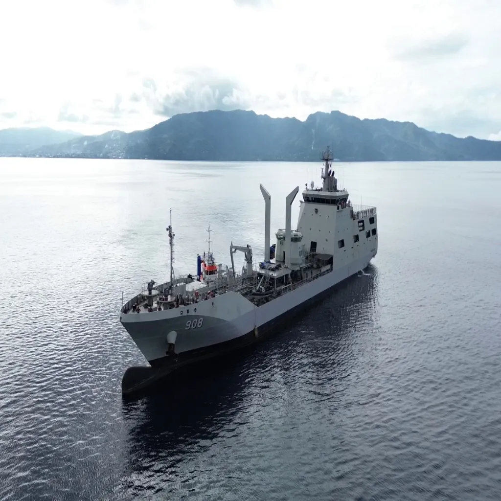 KRI Balongan-908 Sandar di Dermaga Tawiri, Perkuat Operasi Trisila-26 di Wilayah Timur