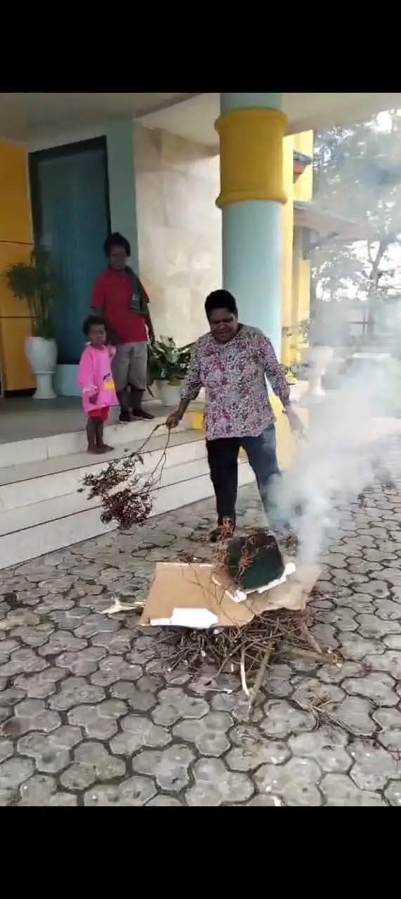 MAMA-MAMA PAPUA MENGAMUK! BAN DIBAKAR, DISPERKIMTAN MIMIKA DITUDING “SEMBUNYI” DARI RAKYAT