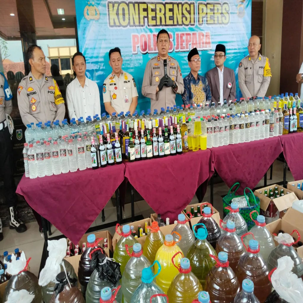Polisi Berhasil Amankan Ribuan Botol Miras Saat Gelar KRYD di Jepara