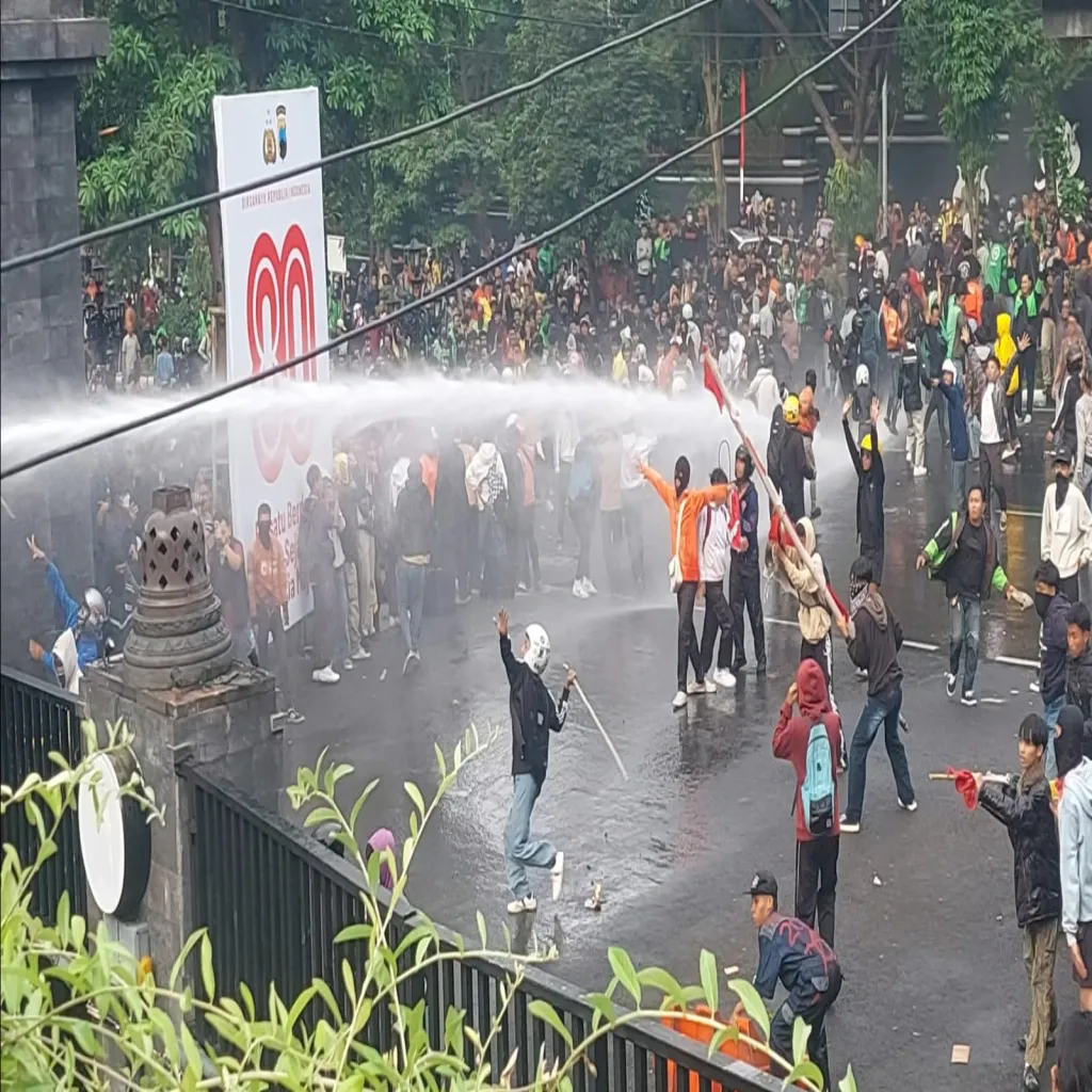 Berakhir Ricuh, Polisi Terpaksa Bubarkan Aksi Unra Anarkis di Depan Mapolda Untuk Lindungi Masyarakat