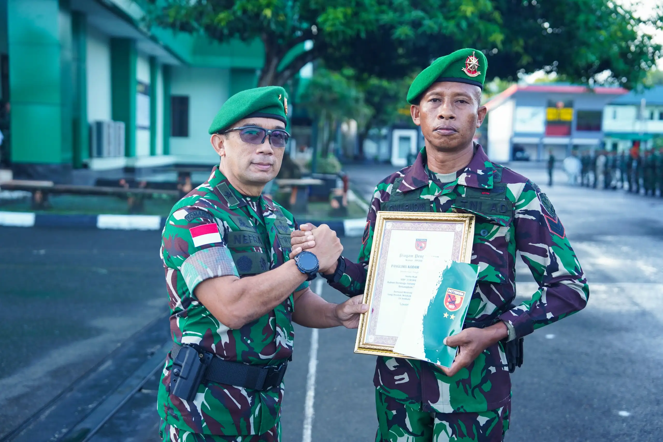 KODAM XV/PATTIMURA BERIKAN PENGHARGAAN KEPADA SERTU KAMARUDIN ATAS AKSI HEROIK DI JEMBATAN MERAH PUTIH