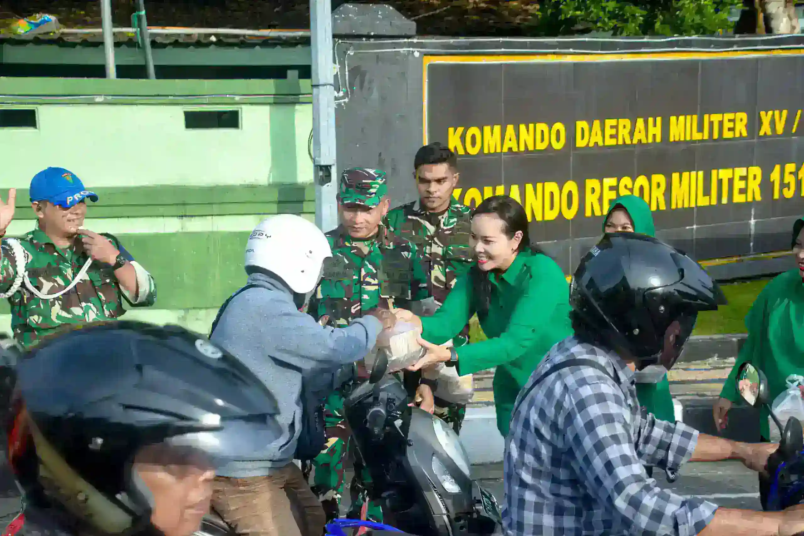 RAMADHAN BERKAH PERSIT KOREM 151/BNY BERBAGI TAKJIL KEPADA MASYARAKAT