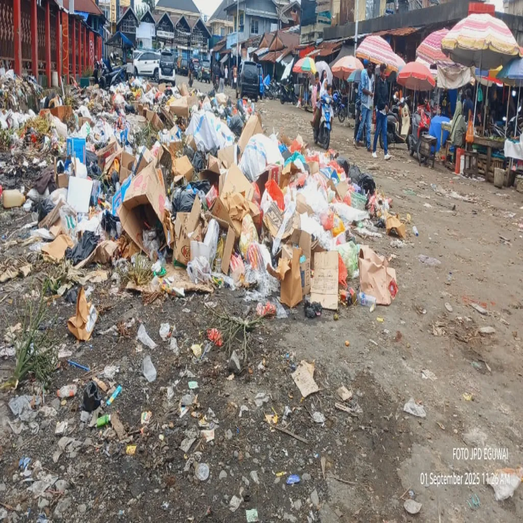 Sampah Menumpuk di Pasar Oyehe, Wajah Nabire Ibu Kota Papua Tengah Tercoreng