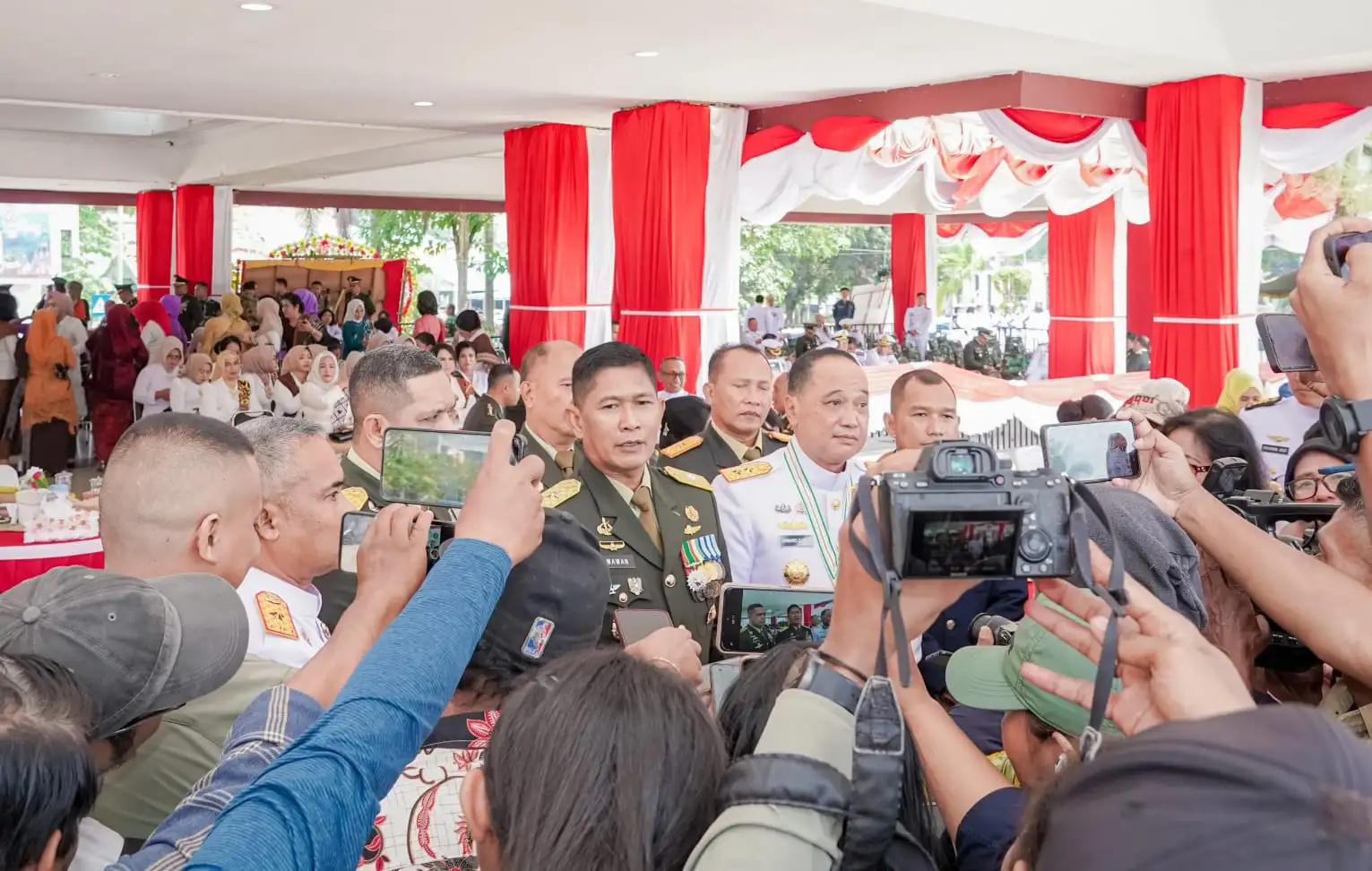 Sentuh Hati Warga, HUT ke-81 TNI di Maluku Diwarnai Makan Siang Bersama dan Pembagian 500 Sembako