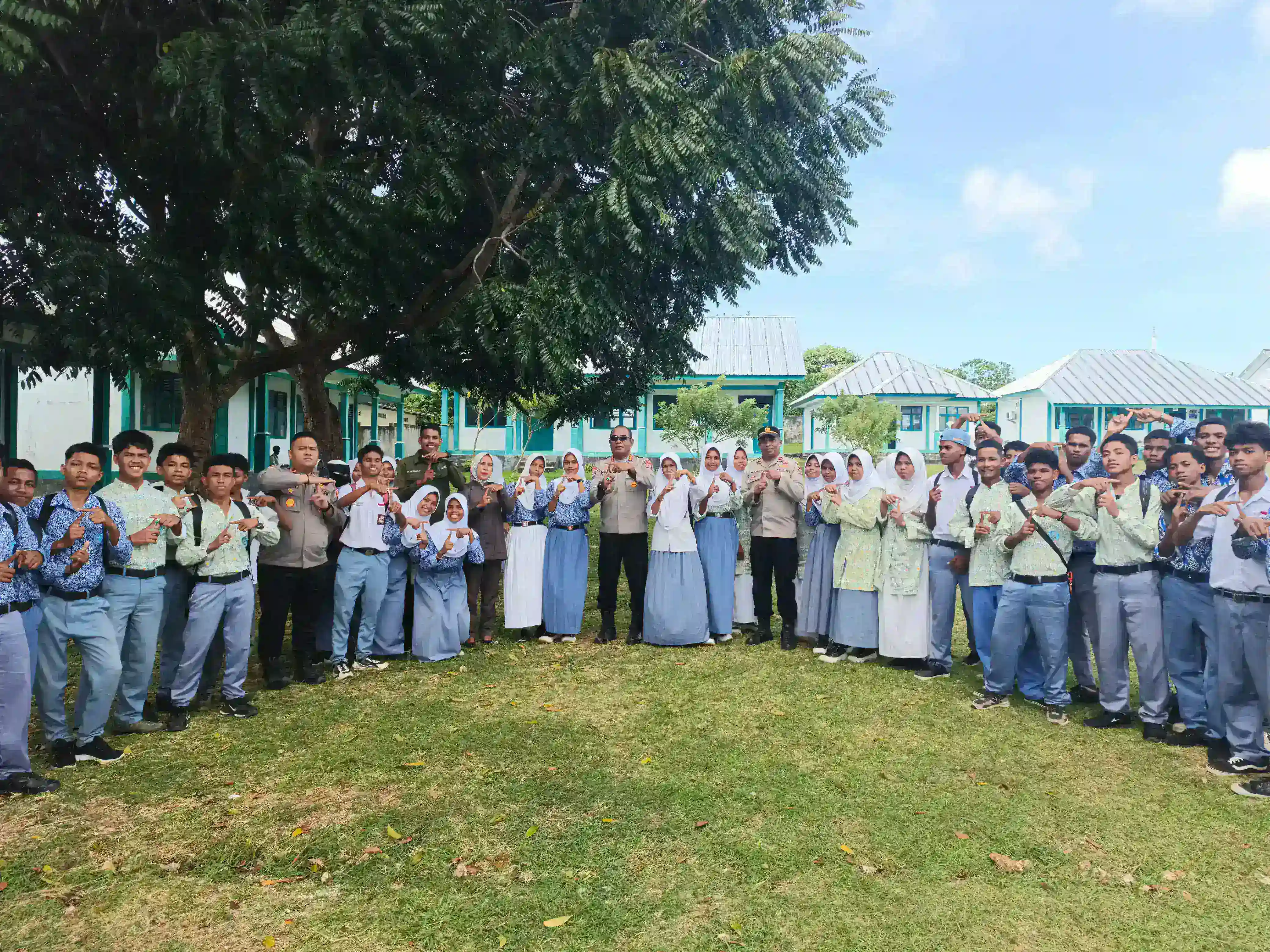 DIR BINMAS POLDA MALUKU SAMBANGI SMP NEGERI 7 TUAL, INGATKAN SISWA JAUHI TAWURAN DAN BIJAK GUNAKAN AI