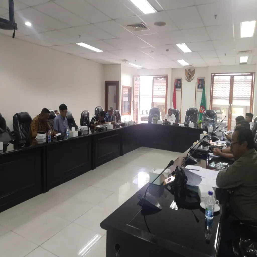 Rapat Komisi II DPRD Provinsi Maluku Bersama Dinas ESDM,PTSP Dan Pihak PT Mirati Jaya Bahas Soal Perijinan Operasi Pertambangan