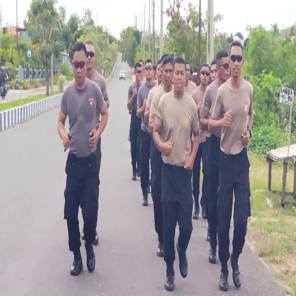 Brimob Batalyon C Gelar Lari Siang, Jaga Stamina dan Kekompakan di Kota Tual