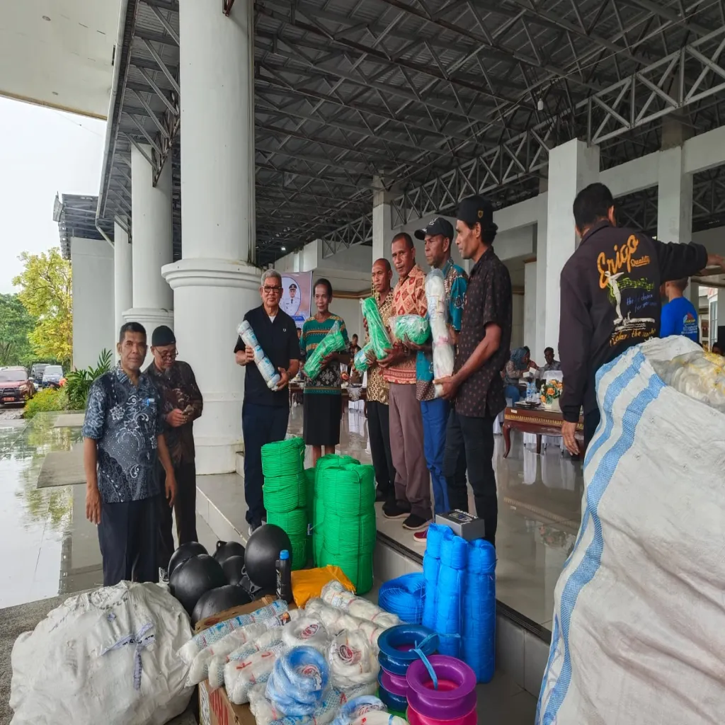 Bupati Maluku Tenggara Penyerahan Paket Bantuan Sarana Penangkapan Ikan dan Sarana Budidaya  Rumput Laut Tahun Anggaran 2025