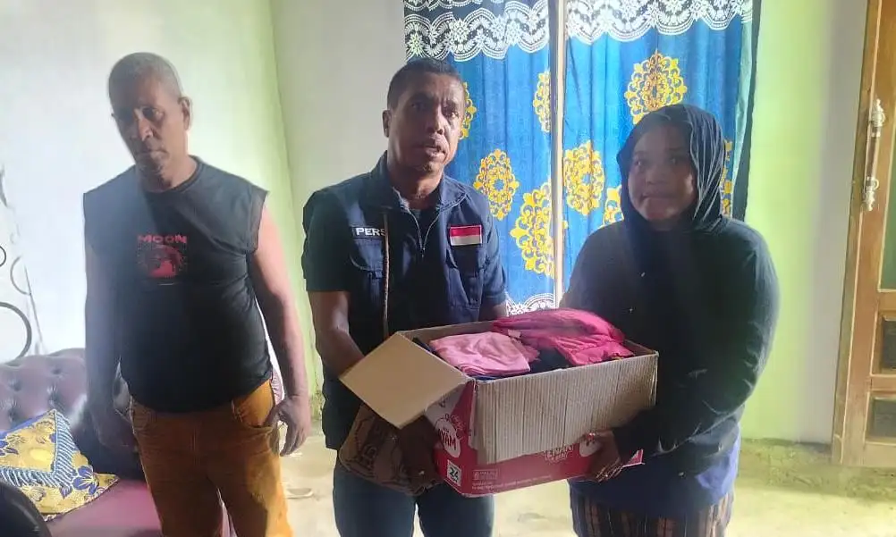 Wartawan Tualnews.com Berbagi Pakaian untuk Pengungsi di Ohoi Wain Raja