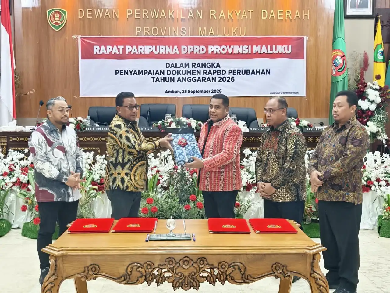 Vanath Serahkan Dokumen RAPBD Perubahan Tahun Anggaran 2026 kepada Ketua DPRD Provinsi Maluku