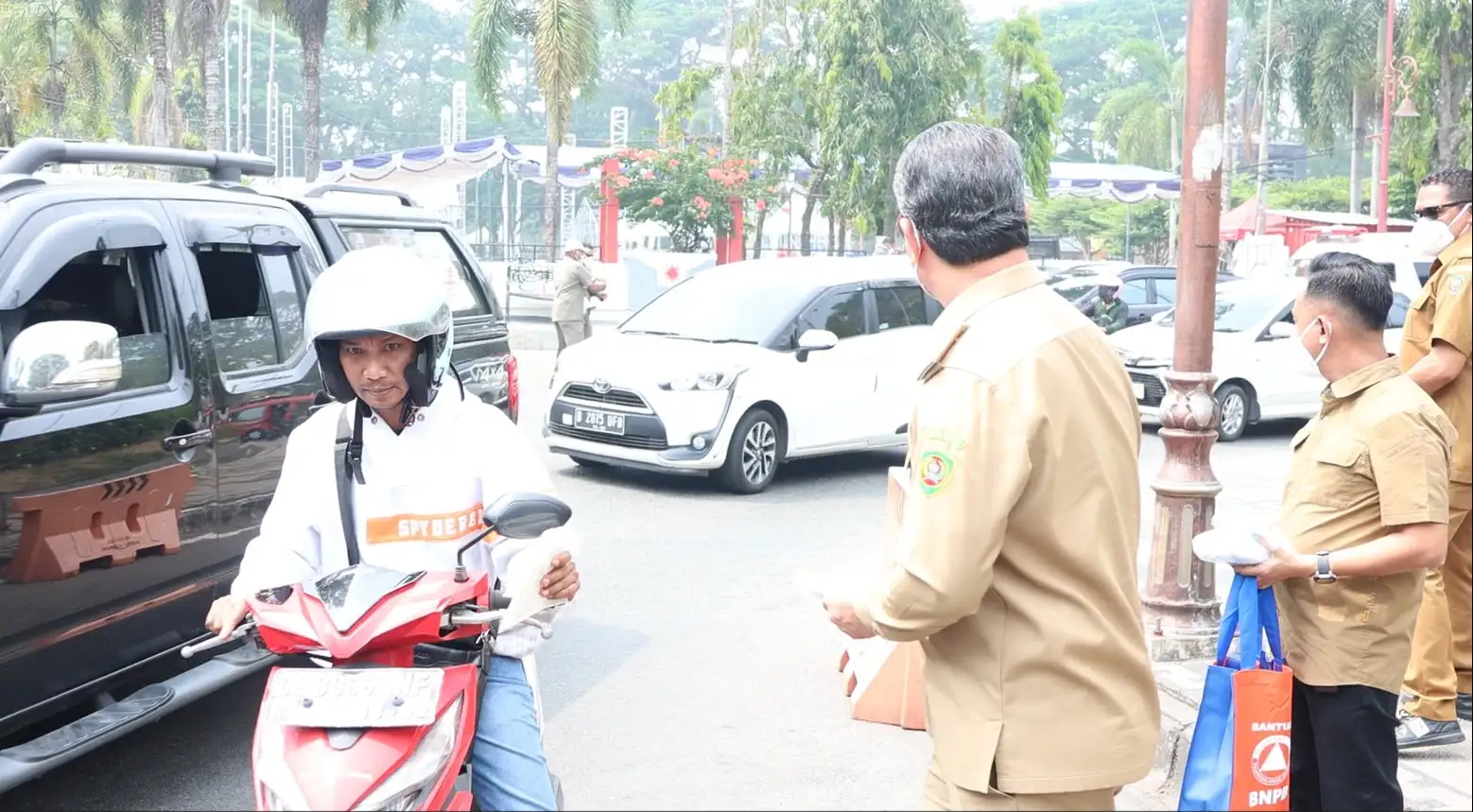 Cegah ISPA Akibat Kabut Asap, Gubernur Maluku Bagikan 1.500 Masker kepada Masyarakat