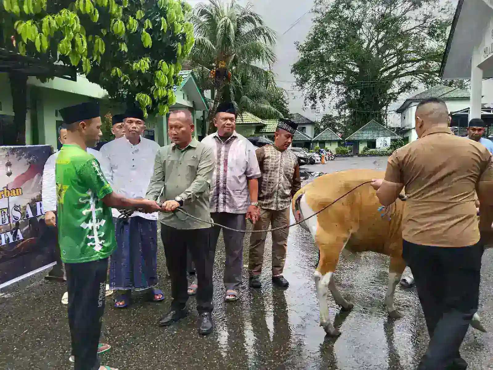 Idul Adha Berbagi Bertepat HUT ke-69 Kodam XV/Pattimura, Korem 151/Binaiya Serahkan Hewan Kurban Pererat Kebersamaan