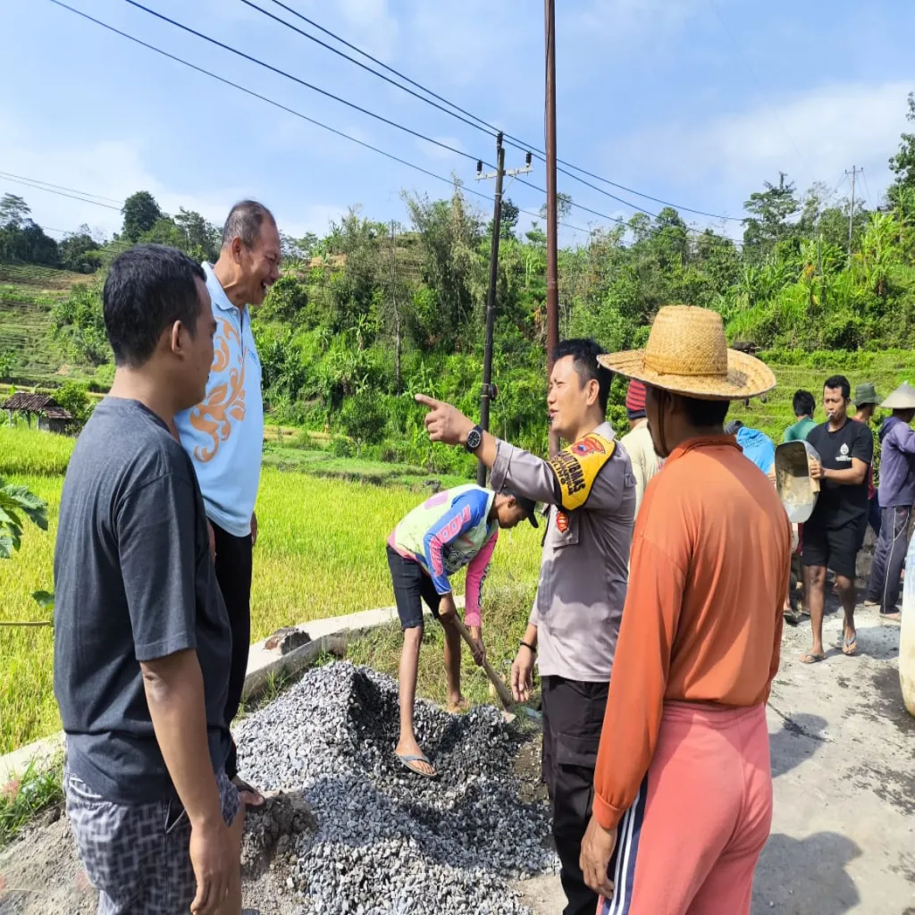 Polisi dan Warga Gotong Royong Cor Jalan di Desa Damarwulan