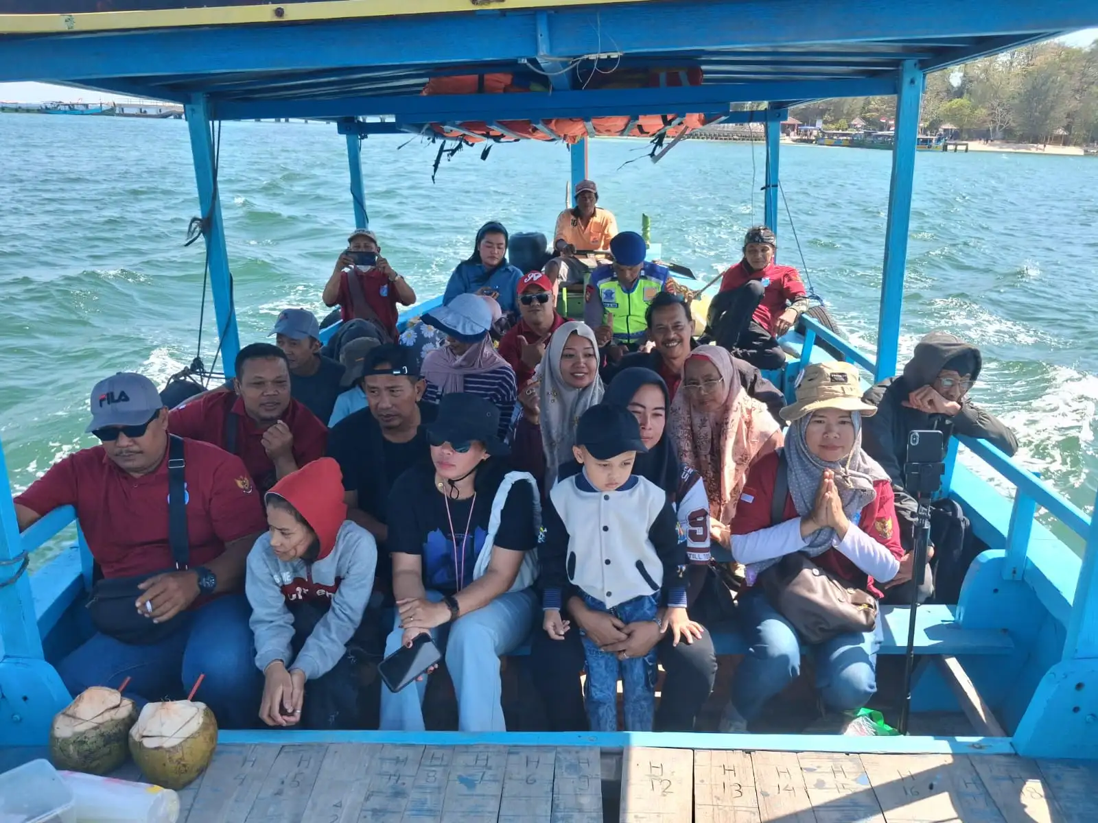 HUT Aliansi Lintas Media Indonesia Jepara Ke 5 Piknik Bareng Naik Perahu Ke Pulau Panjang