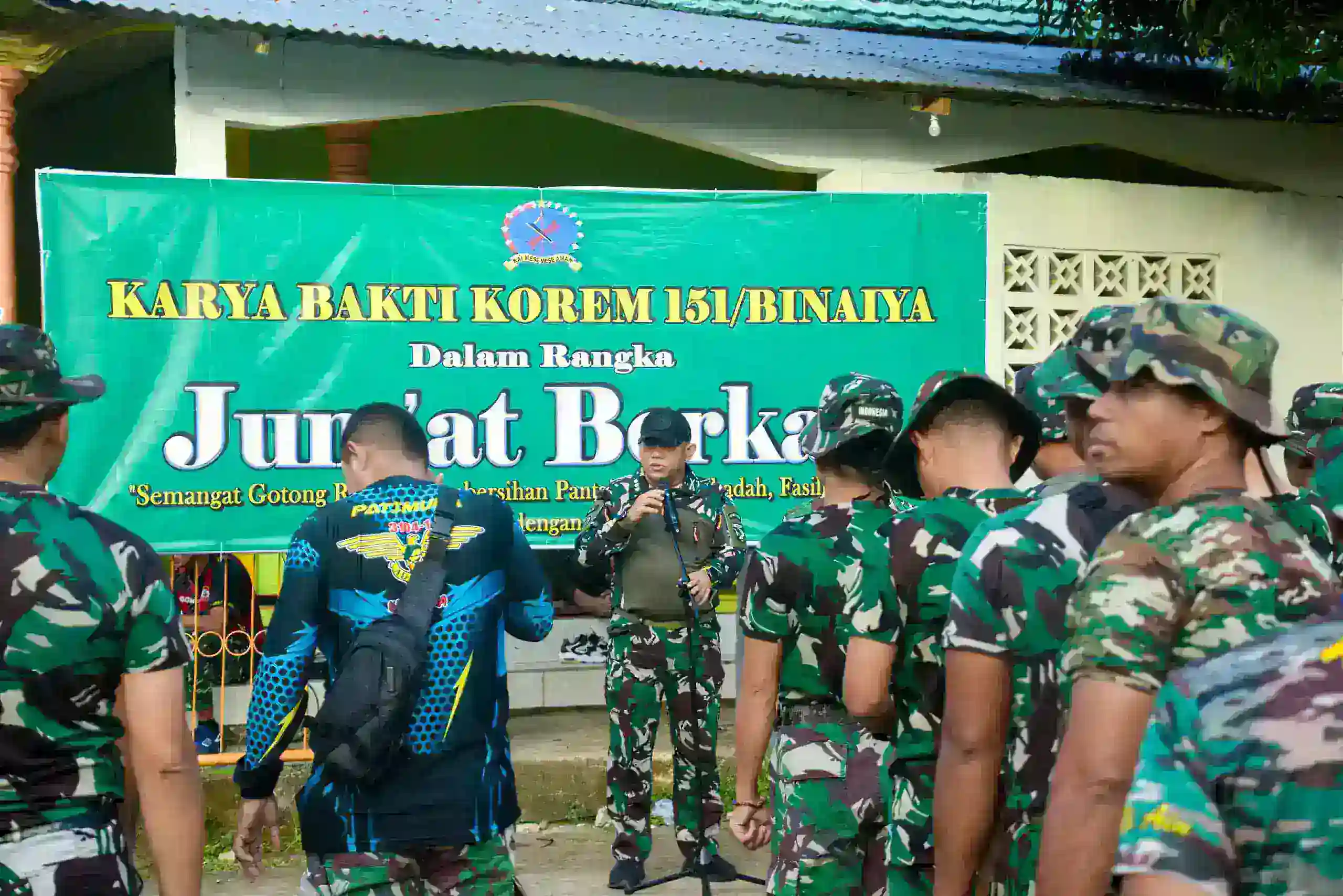 WUJUD BAKTI TNI, KOREM 151/BINAIYA LAKSANAKAN KERJA BAKTI JUMAT BERKAH DI PANTI ASUHAN NURUL IKHLAS AMBON