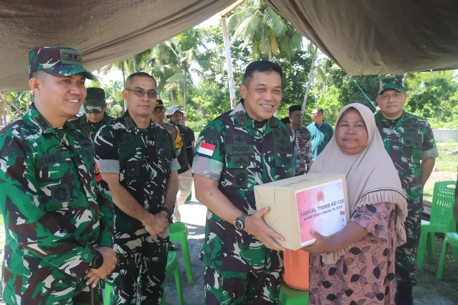 Pangdam Pattimura Sambangi Warga Waimili dan Salurkan Bantuan Perbaikan Masjid