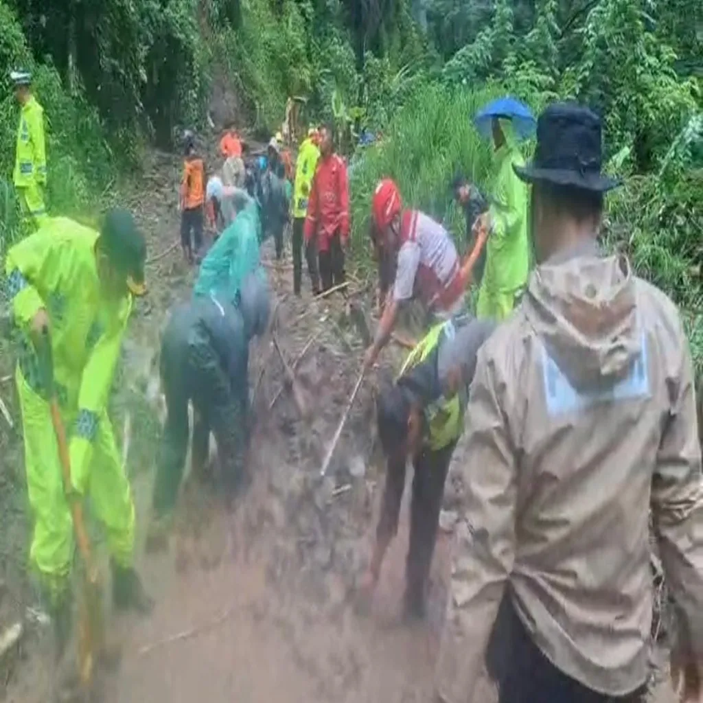 Bukti Kesigapan Polri, Polisi Bergotong Royong Dengan Warga Membersihkan Lumpur Tanah Longsor Yang Menutup Akses Jalan di Keling Jepara