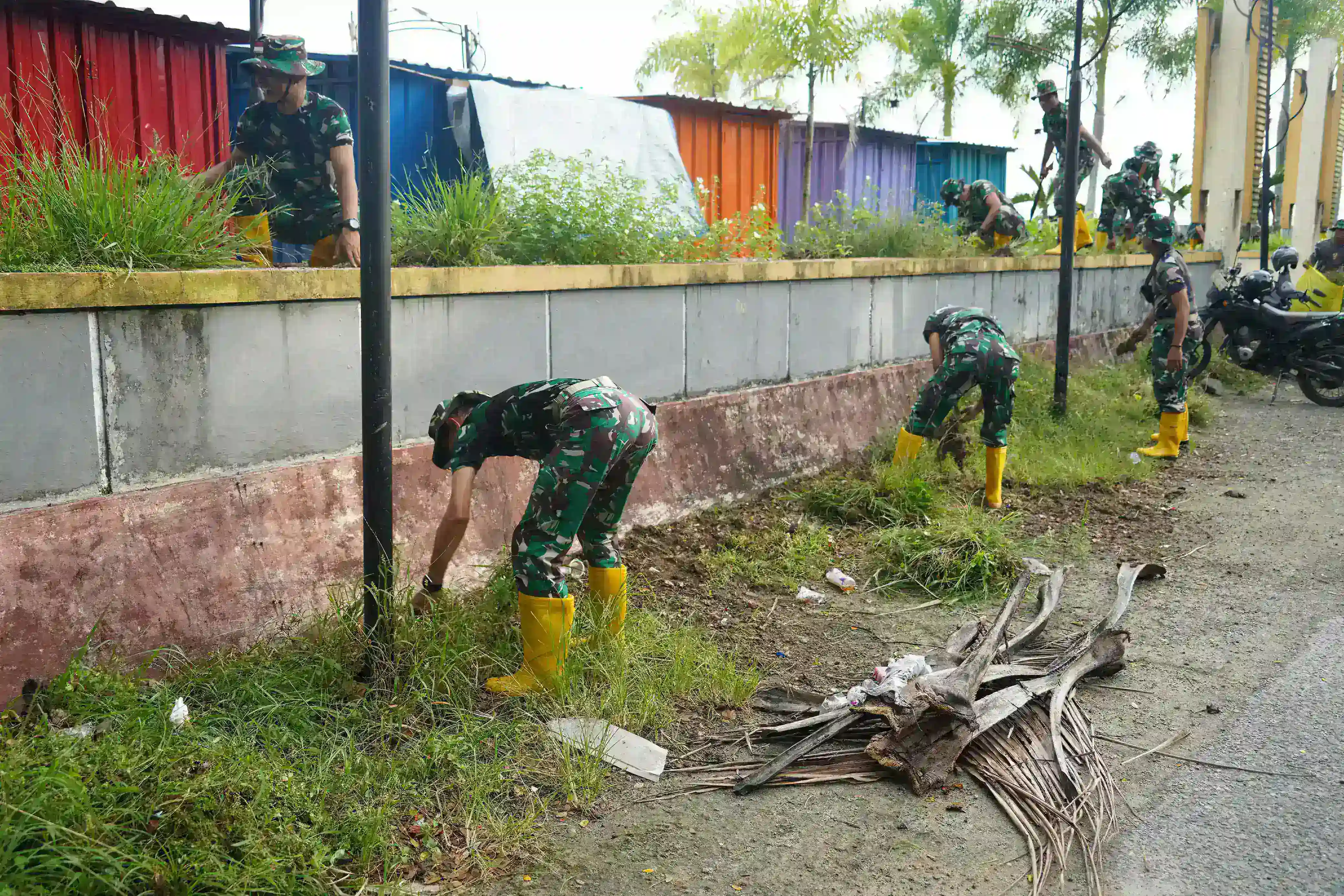 WUJUDKAN LINGKUNGAN ASRI, KOREM 151/BINAIYA SETIAP JUMAT GENCAR BERSIHKAN PANTAI