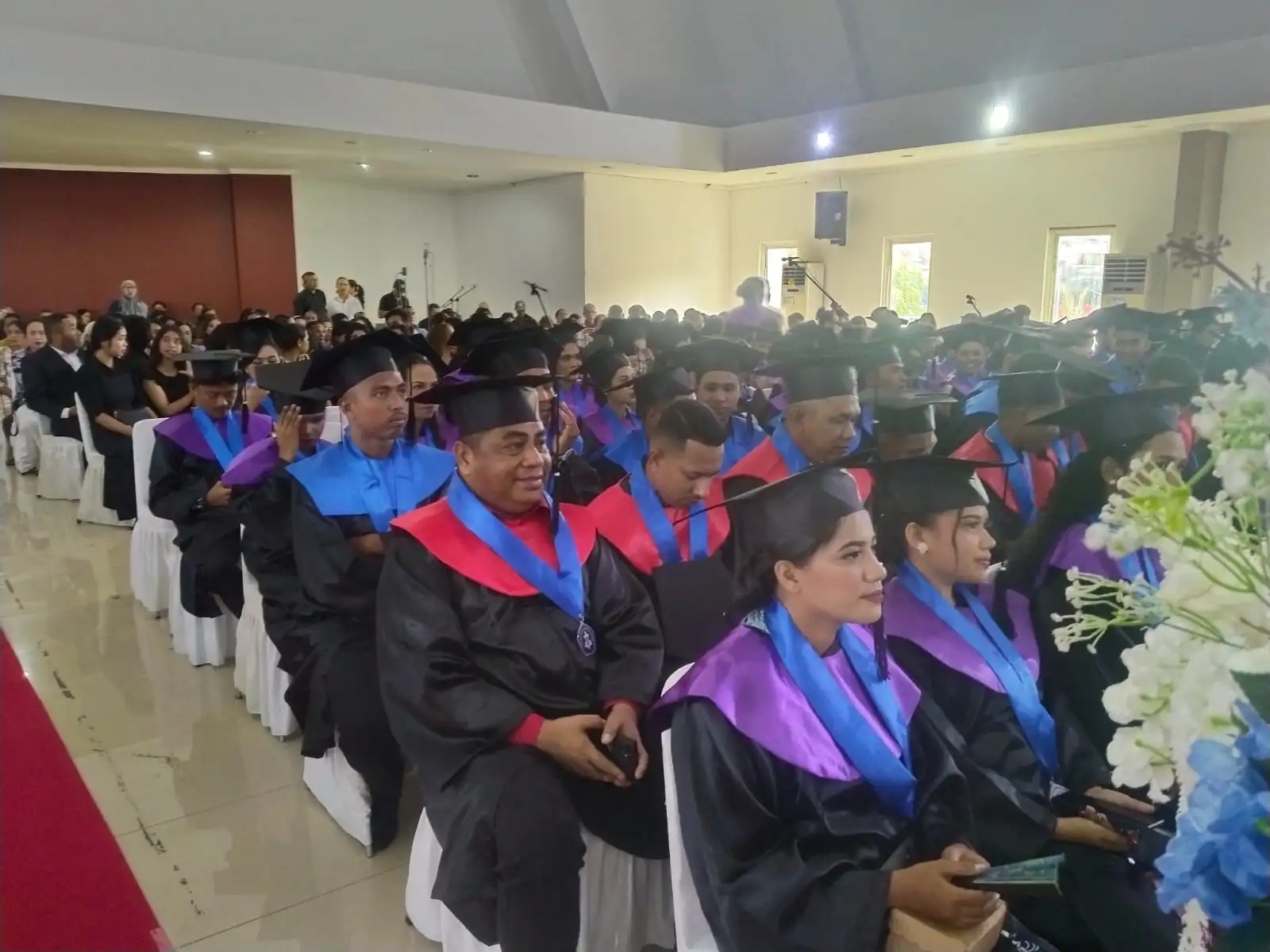 UKIM Luluskan 323 Sarjana Hingga Doktor, Benhur Watubun: “Yang Berharga Bukan Hanya Ilmu, Tapi Perubahan Diri”