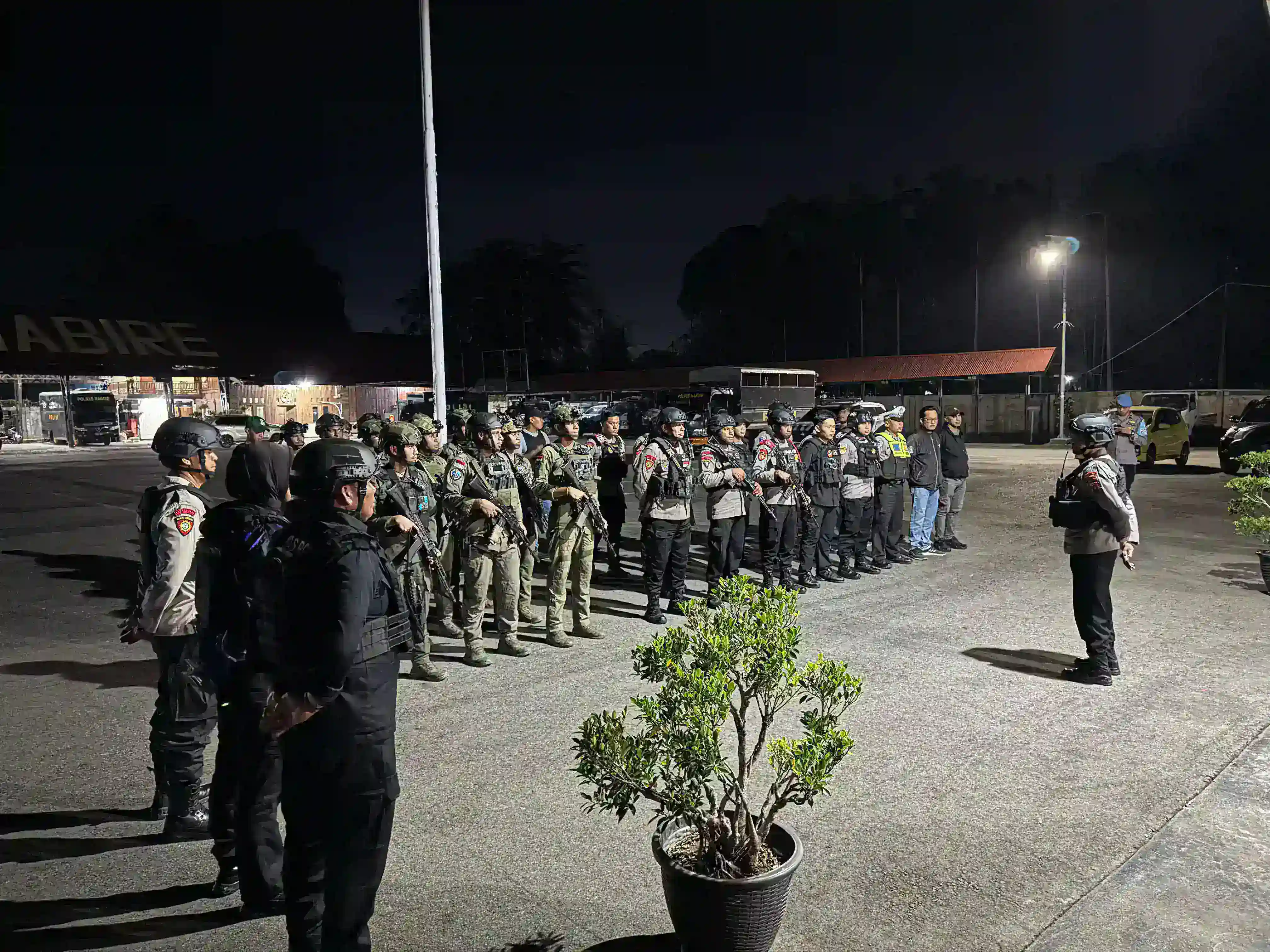 Patroli Gabungan di Nabire, Satgas Damai Cartenz 2026 Sita Senjata Tajam Saat Razia Malam