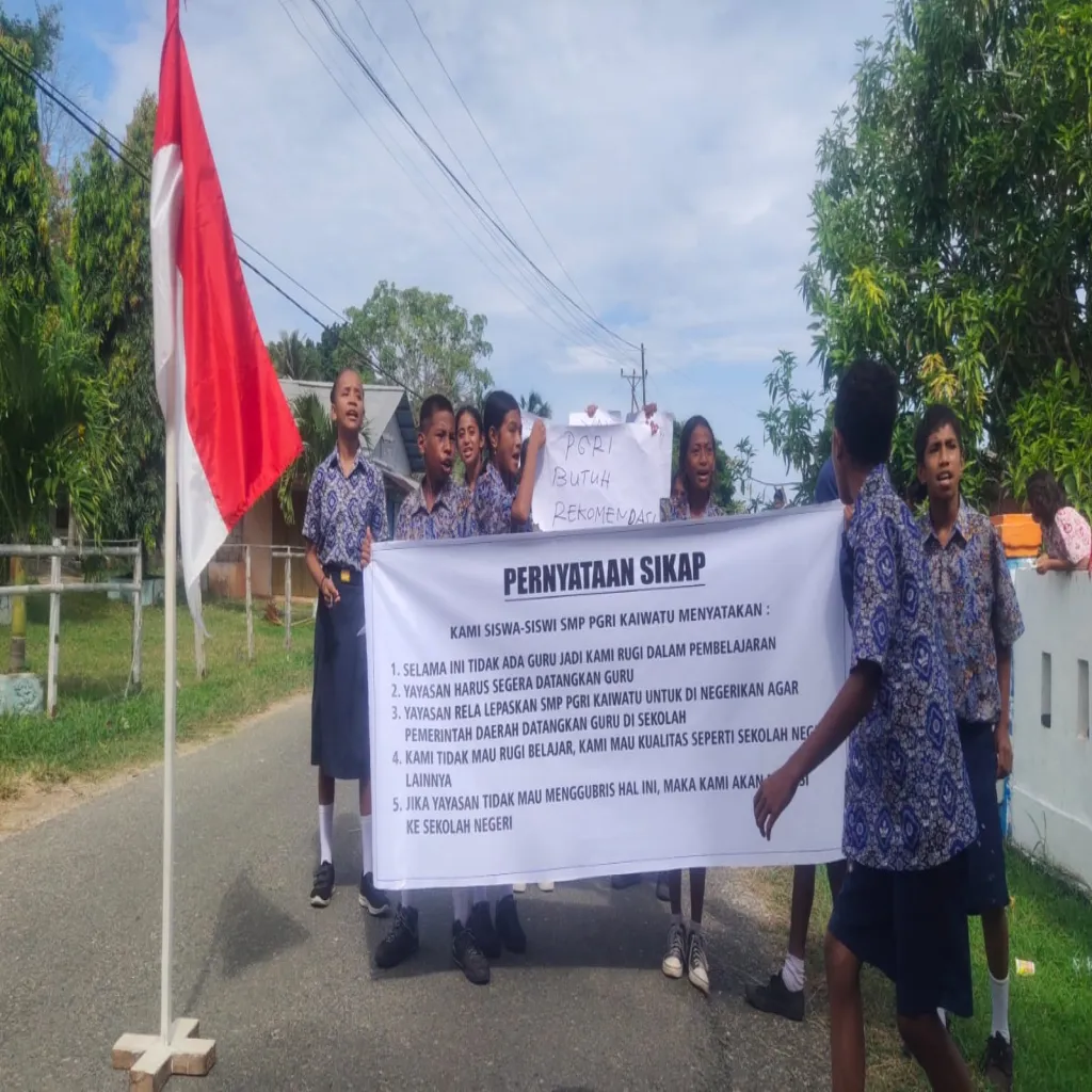 102 Siswa SMP PGRI Kaiwatu Unjuk Rasa Didepan Sekolah,Agar Segara di Negerikan.