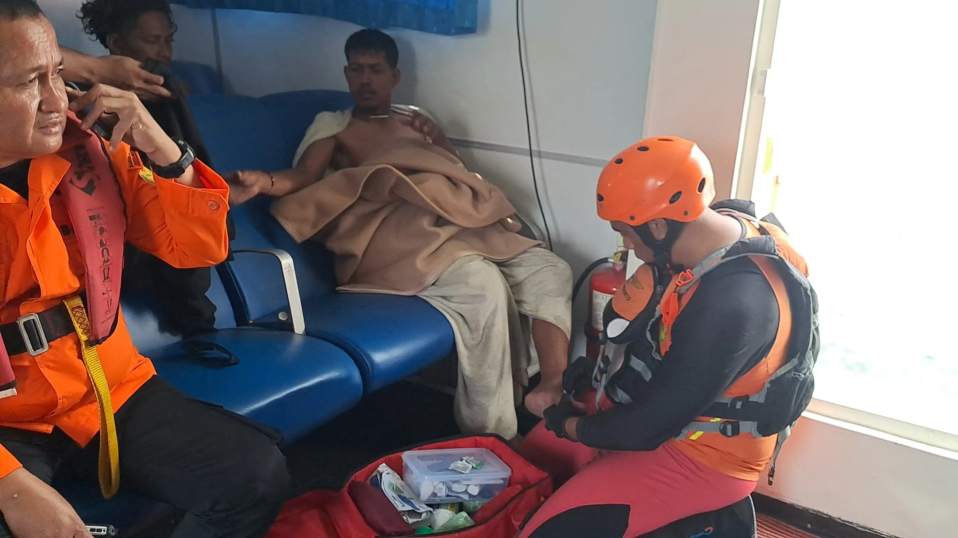 Karam di Perairan Tanjung Alang, Kabupaten Maluku Tengah, 8 orang ABK KLM. Teluk Bara berhasil diselamatkan