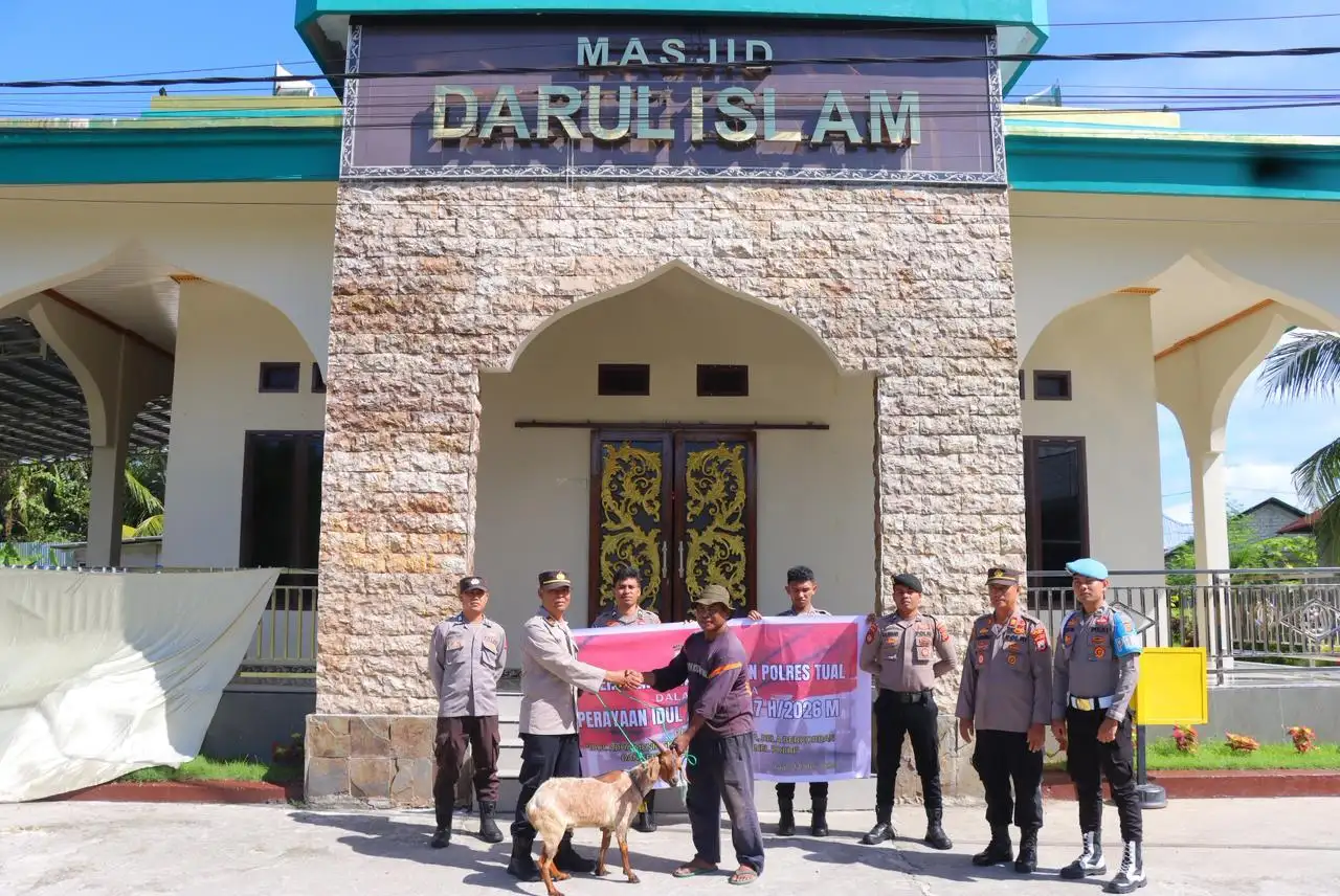 Polres Tual Salurkan Hewan Qurban ke Empat Masjid, Tebar Kepedulian dan Perkuat Kedekatan dengan Warga
