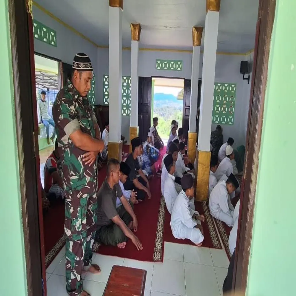Pererat Silaturahmi, Anggota Posko TMMD 126 Kodim 1504/Ambon Sholat Jumat Bersama