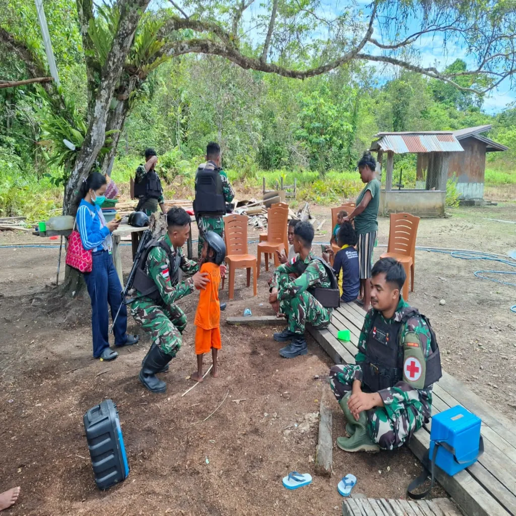 Satgas Pamtas Kewilayahan RI-PNG Yonif 410/Alg Bersama Timkes Puskesmas Laksanakan Yankes Door to Door di Kampung Penugusan  Teluk Bintuni, Tribunnusantara-web.id  Satgas Pamtas RI-PNG Kewilayahan Yon