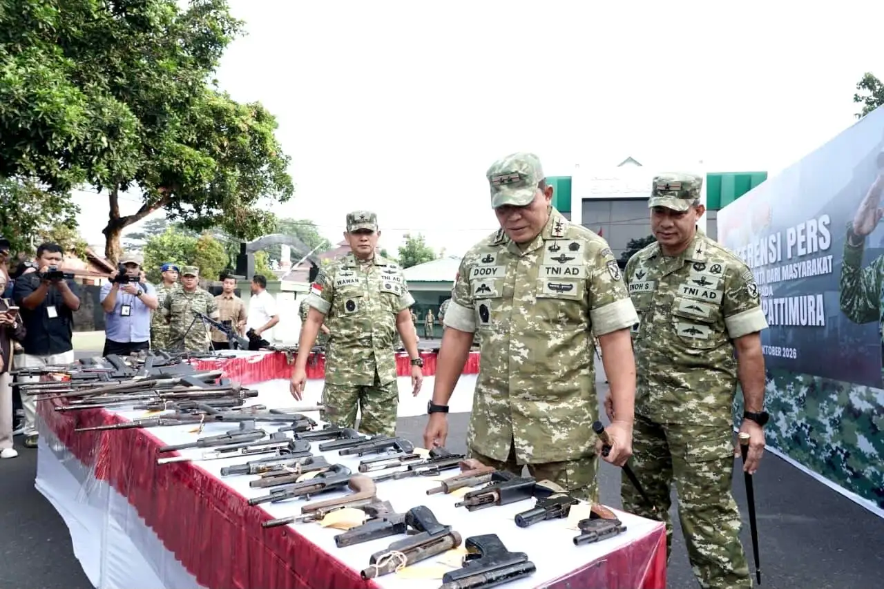 Langkah Humanis TNI Berbuah Kepercayaan, 75 Senjata Diserahkan Sukarela kepada Pangdam Pattimura