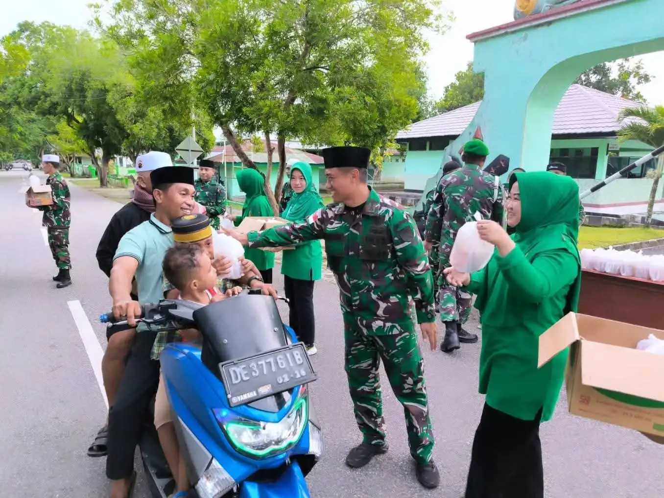 Sapa Warga Jelang Berbuka, Koramil Air Buaya Tebar Ratusan Paket Takjil Gratis