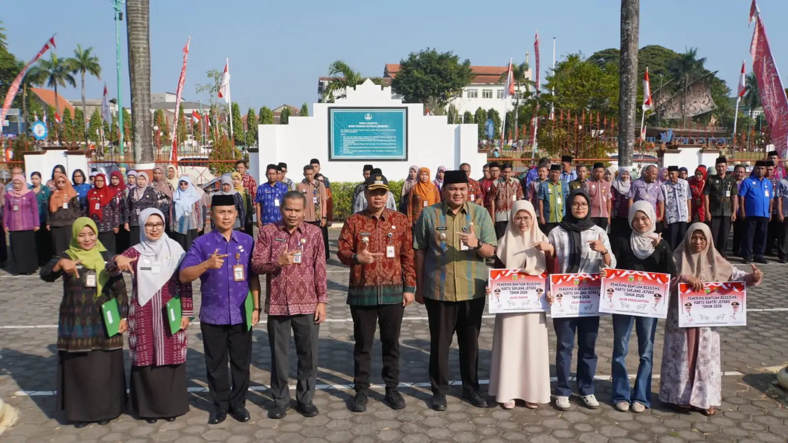 Siapkan Generasi Emas Jepara, Mas Wiwit Serahkan 830 Kartu Sarjana Jepara