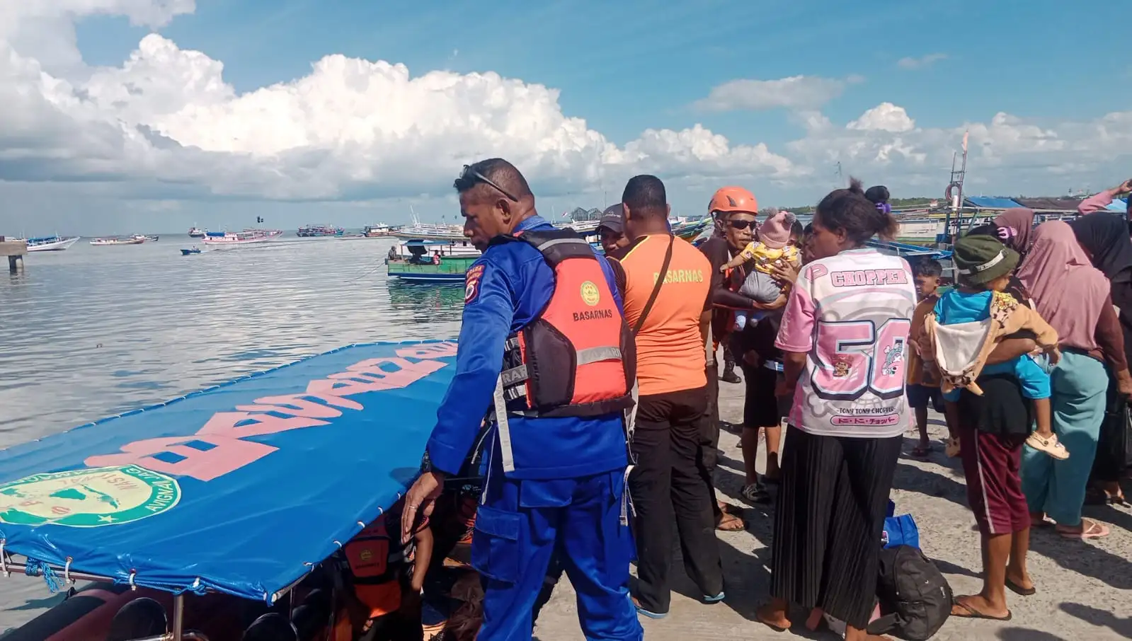 Alami Kandas disekitar Perairan Benjina Kepulauan Aru, 44 Penumpang KM.Putra Crrish berhasil diselamatkan Tim SAR Gabungan