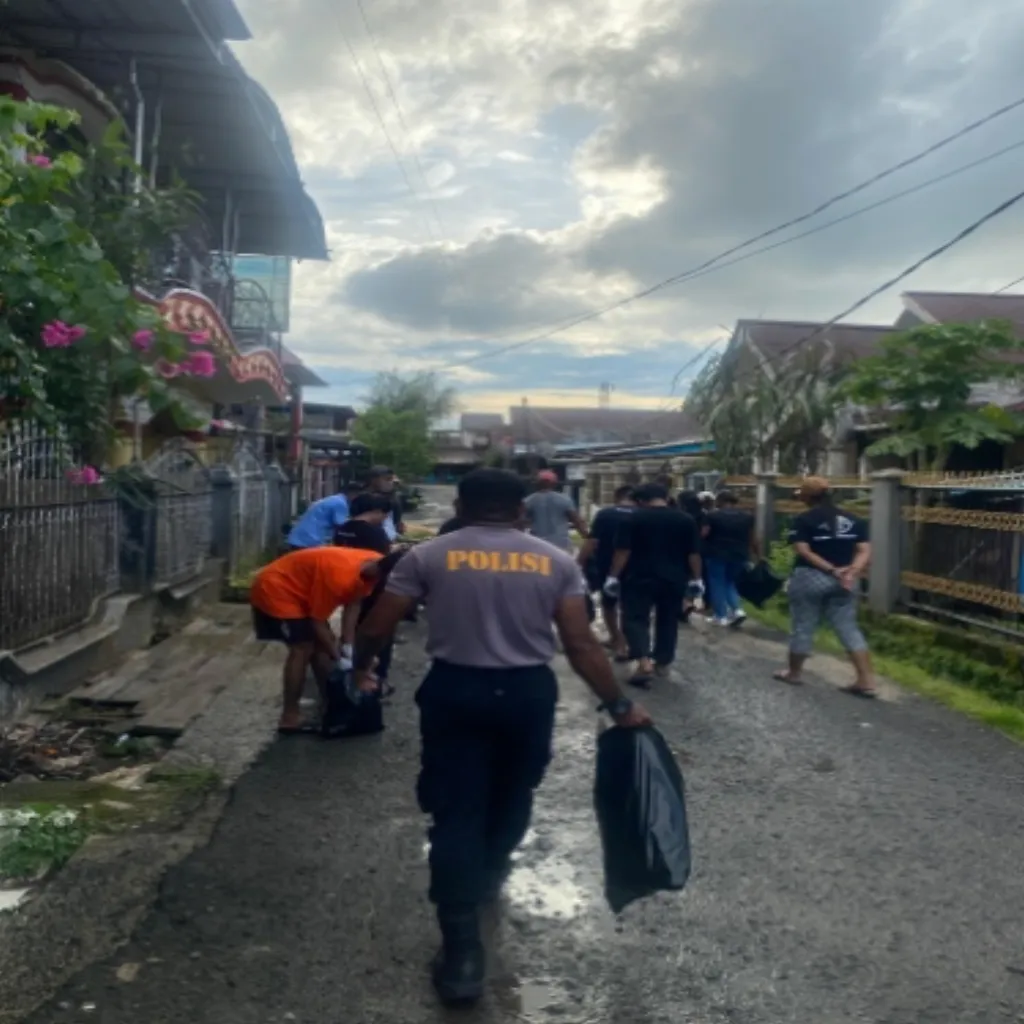 Sambut Hari Pahlawan, Ditbinmas Polda PBD Bersama Sahabat Polisi dan Pemuda Tanimbar Gelar Kerja Bakti