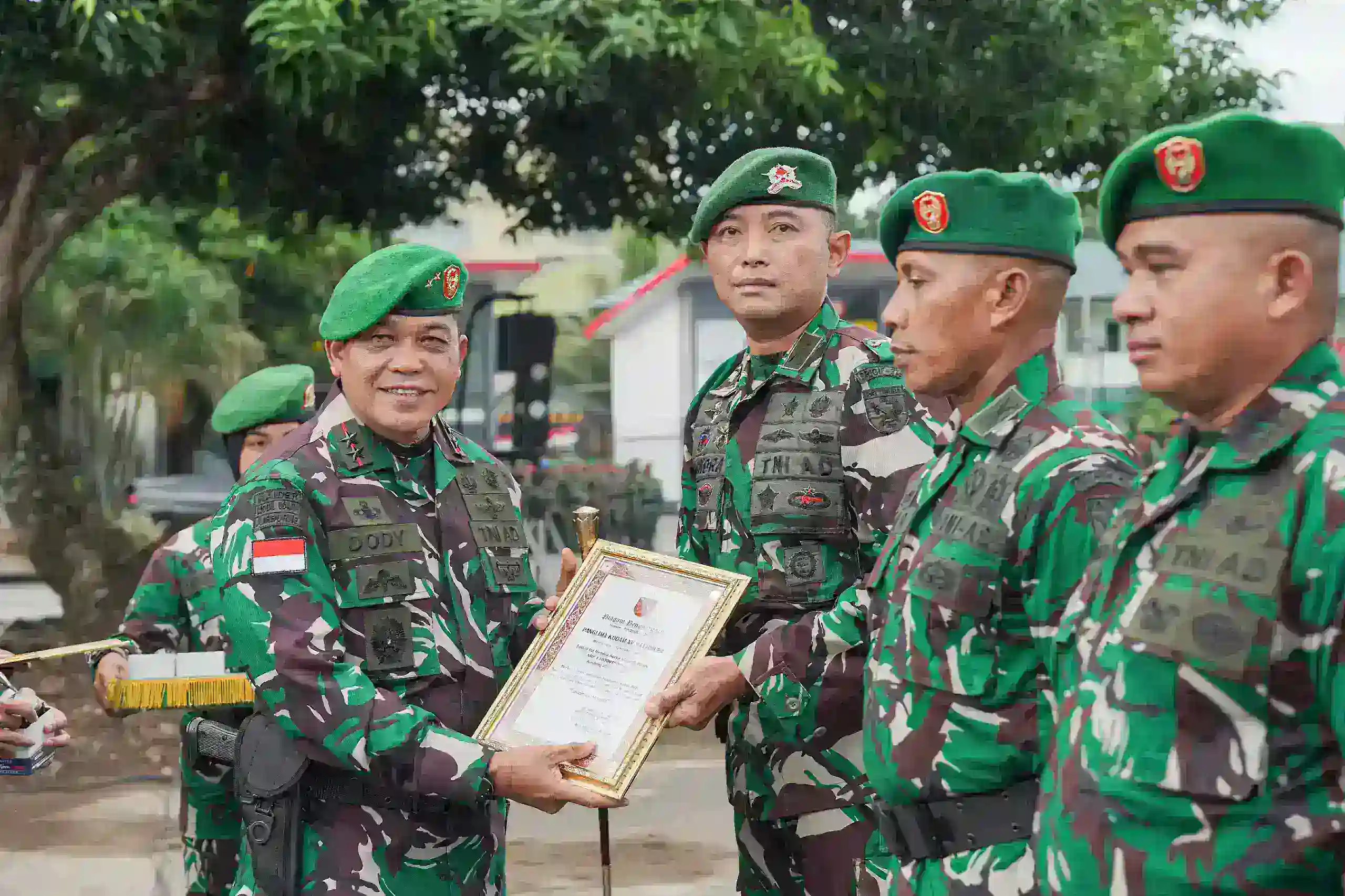 Pangdam XV/Pattimura Kembali Berikan Penghargaan Kepada Lima Prajurit Berprestasi