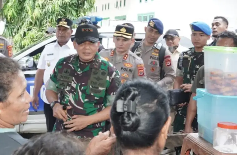 Di Tengah Kesibukan Kawal Proyek Masela, Pangdam Pattimura Temukan Kehangatan di Antara Pedagang Kue  Lermatang